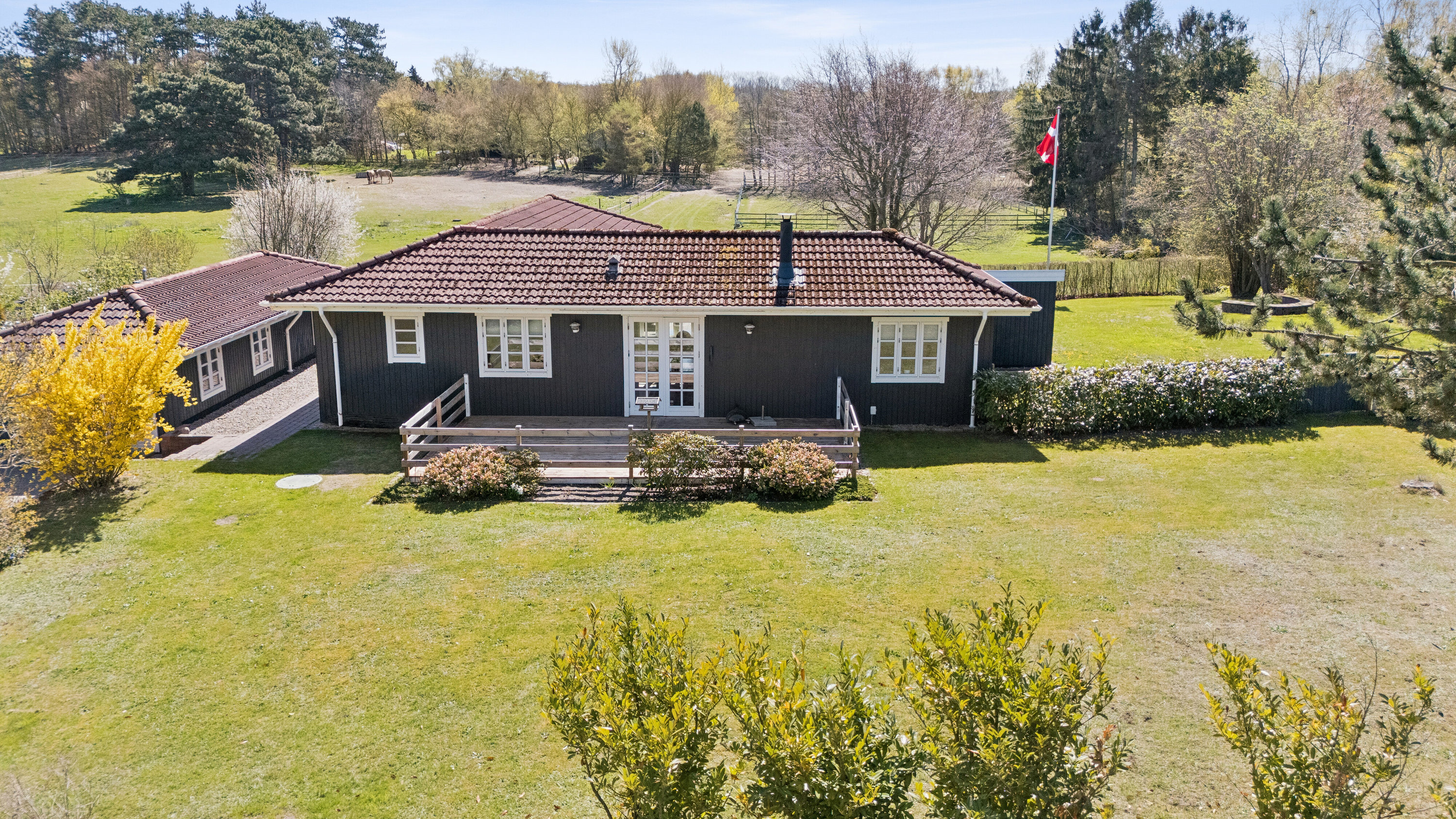 Fremhævet set fra haven billede i fuldskærmstilstand. Billede af Hermelinvej 10, 3390 Hundested