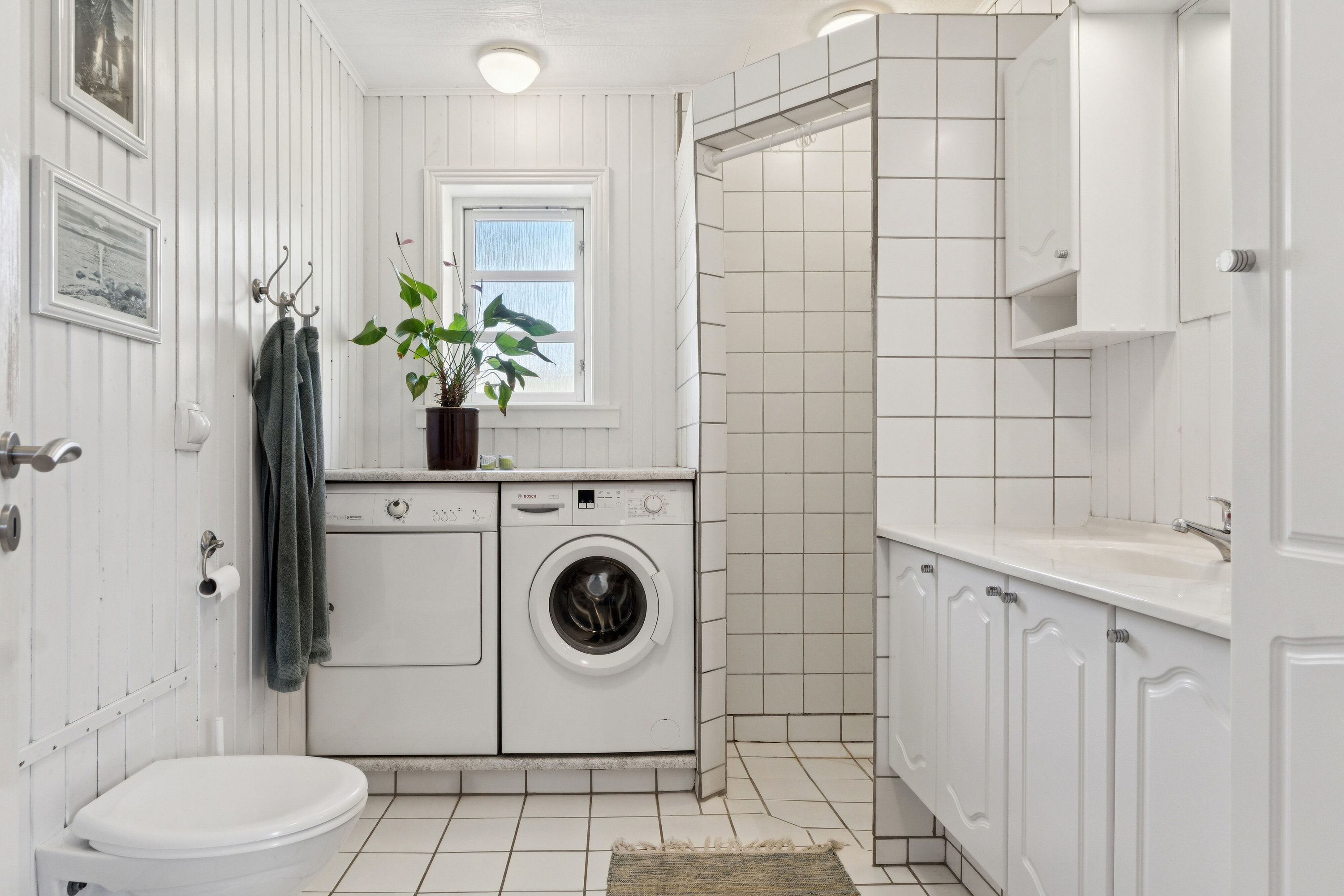 Fremhævet badeværelse billede i fuldskærmstilstand. Billede af Hermelinvej 10, 3390 Hundested