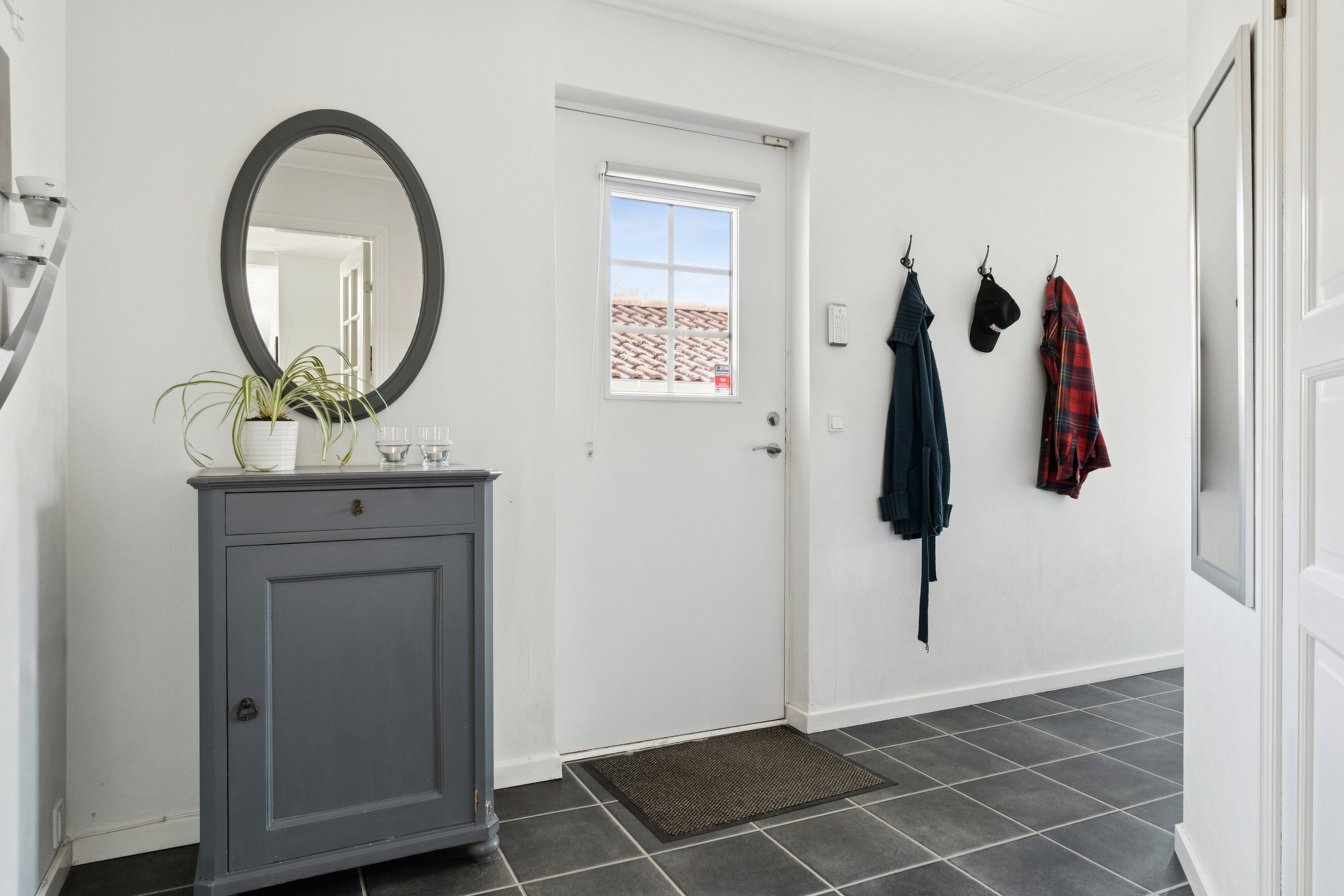 Fremhævet entré billede i fuldskærmstilstand. Billede af Hermelinvej 10, 3390 Hundested