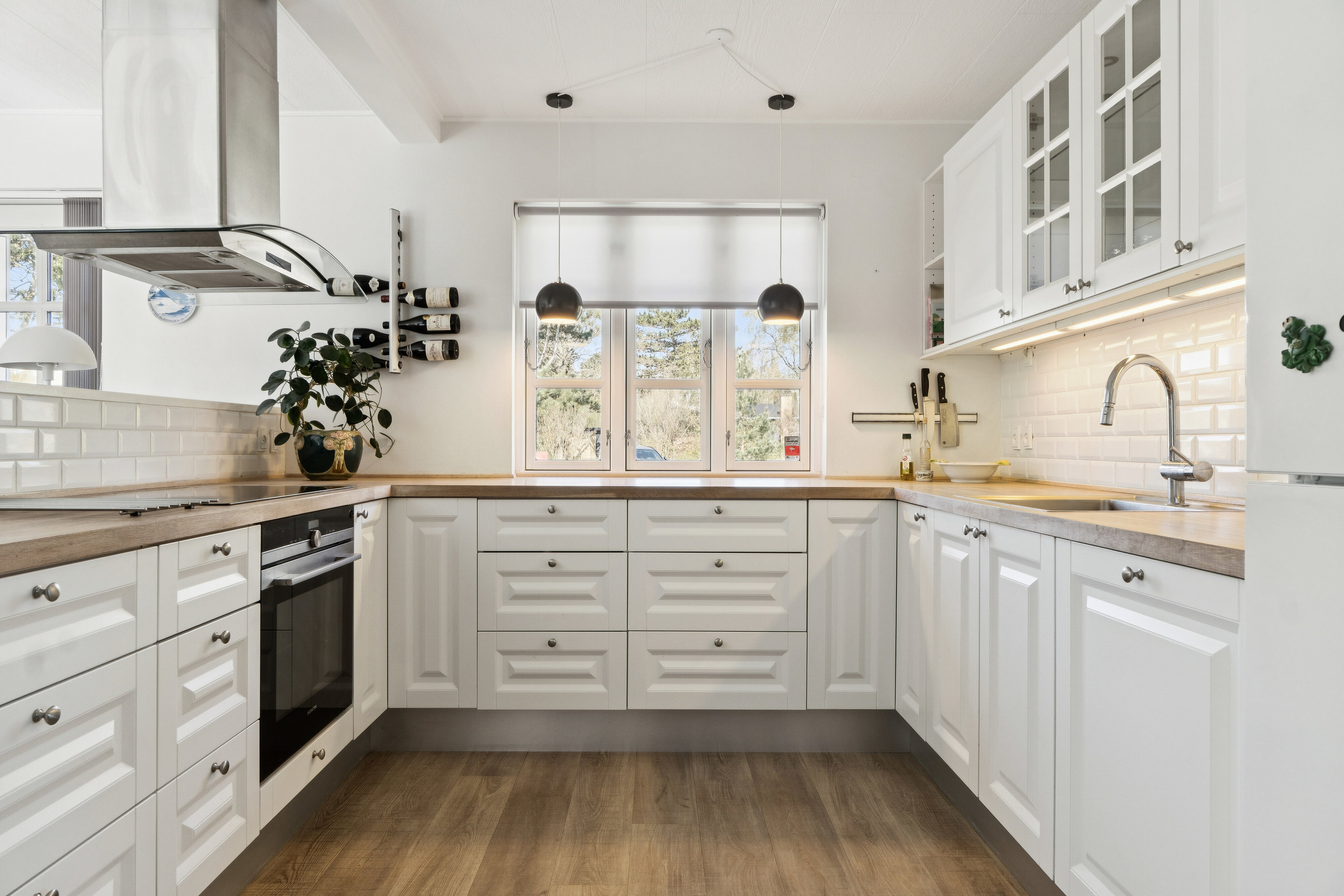 Fremhævet køkken billede i fuldskærmstilstand. Billede af Hermelinvej 10, 3390 Hundested