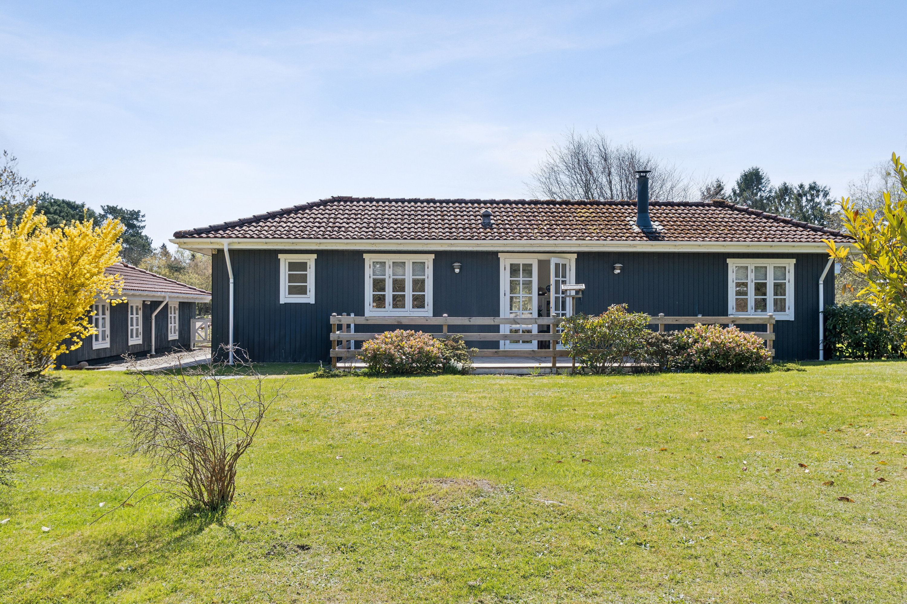 Fremhævet set fra haven billede i fuldskærmstilstand. Billede af Hermelinvej 10, 3390 Hundested