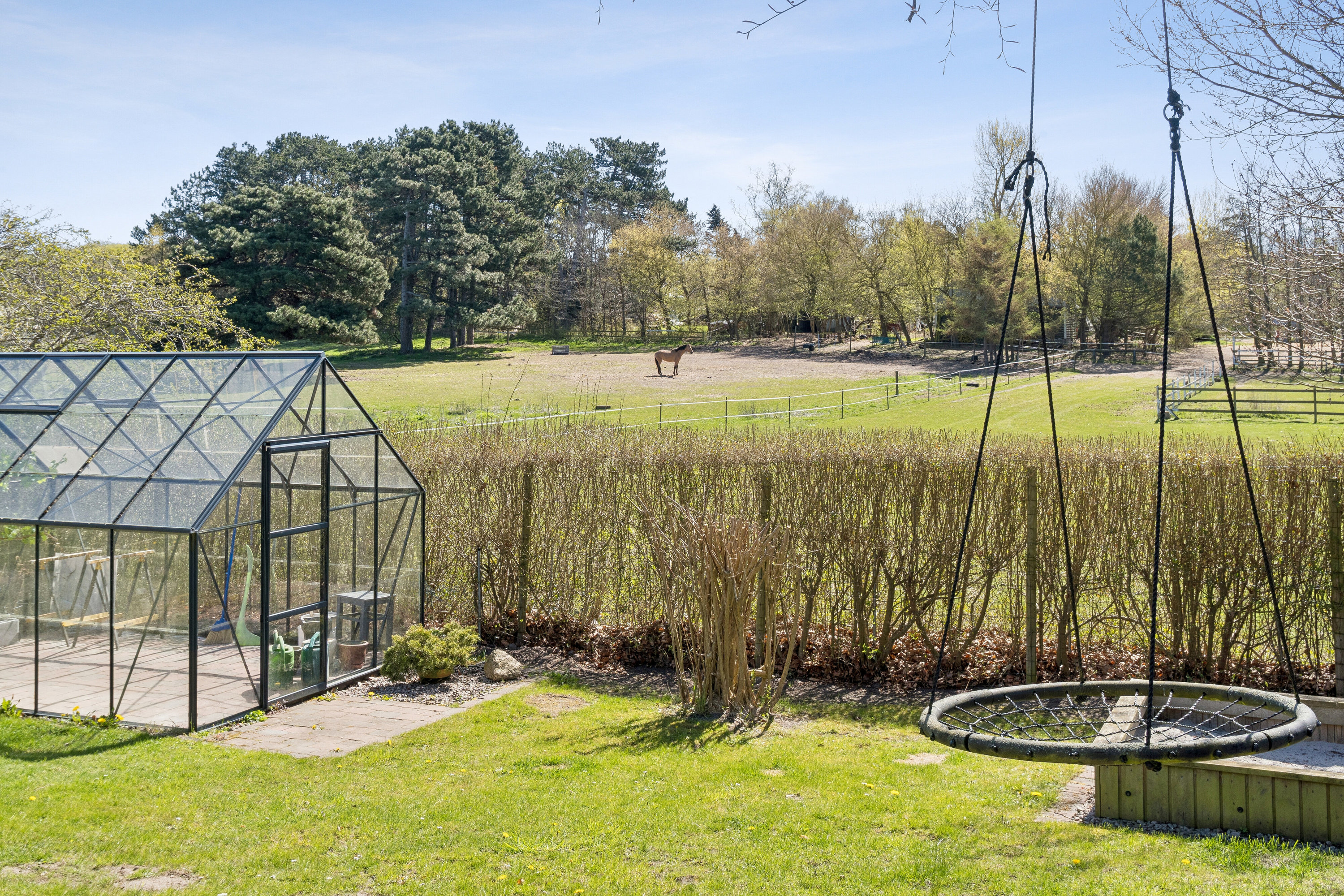 Fremhævet set fra haven billede i fuldskærmstilstand. Billede af Hermelinvej 10, 3390 Hundested