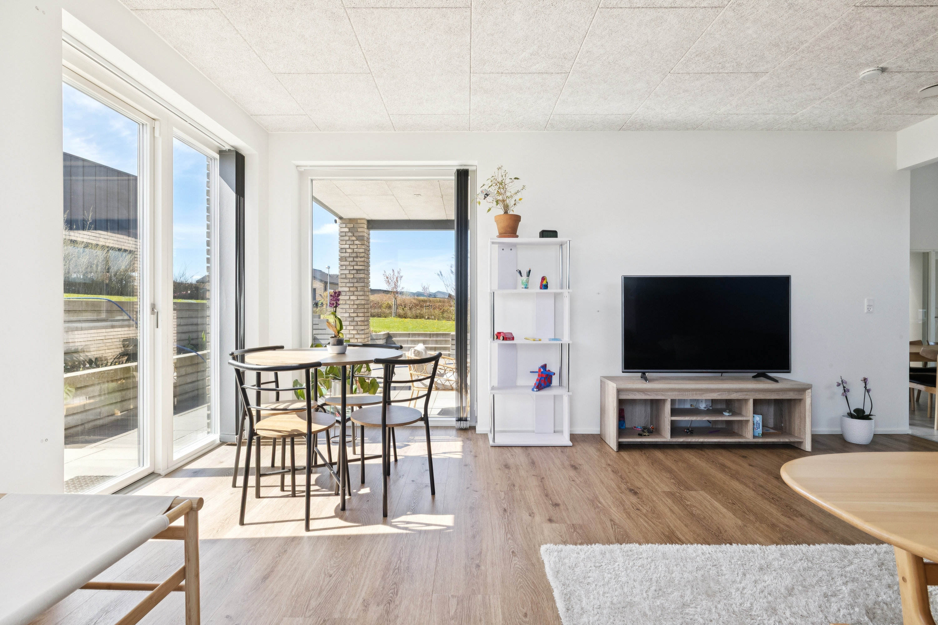 Fremhævet stue billede i fuldskærmstilstand. Billede af Hjorts Alle 24, Virring, 8660 Skanderborg