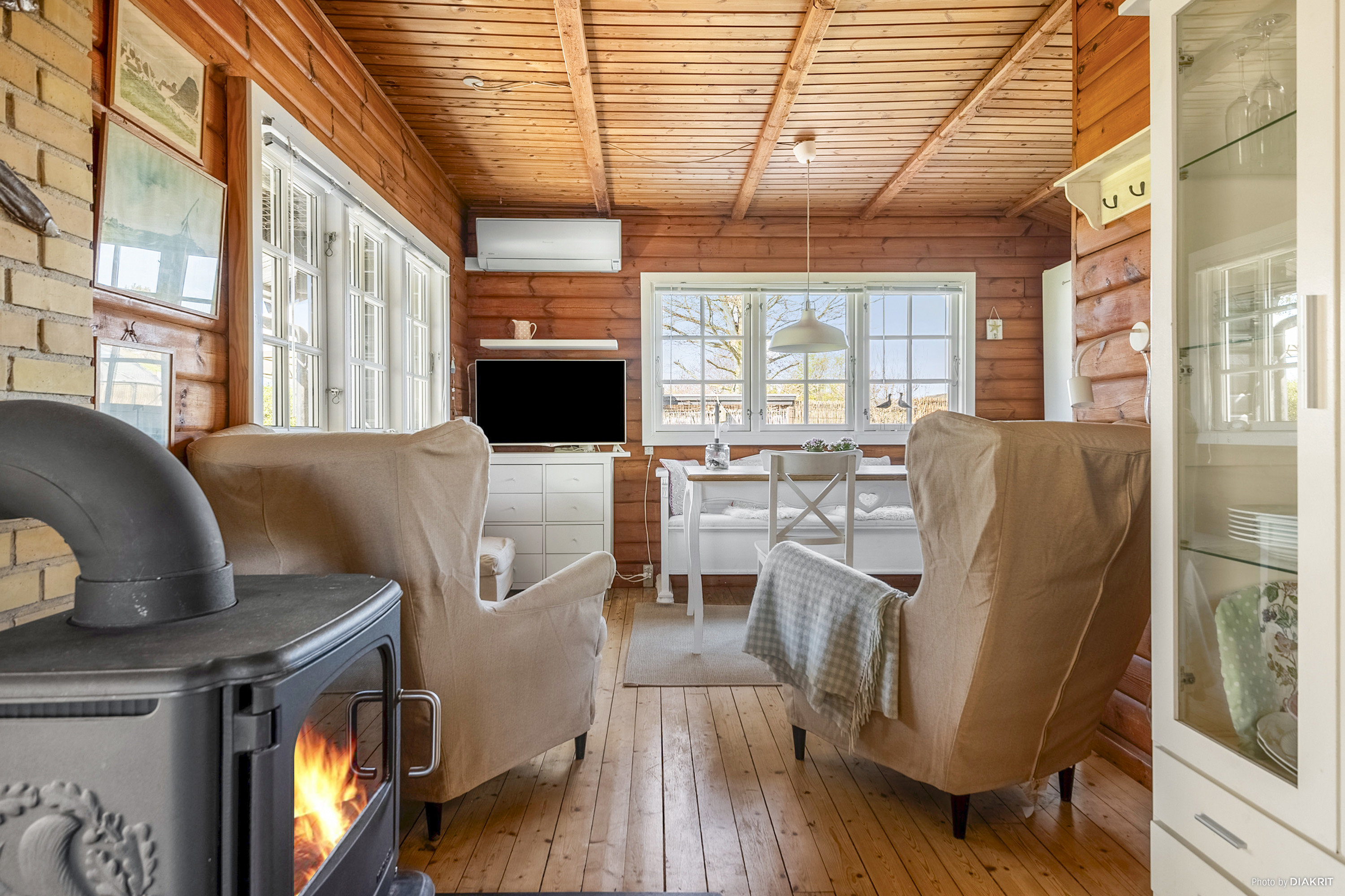 Fremhævet stue billede i fuldskærmstilstand. Billede af Hasselvænget 17, Dyngby Strand, 8300 Odder