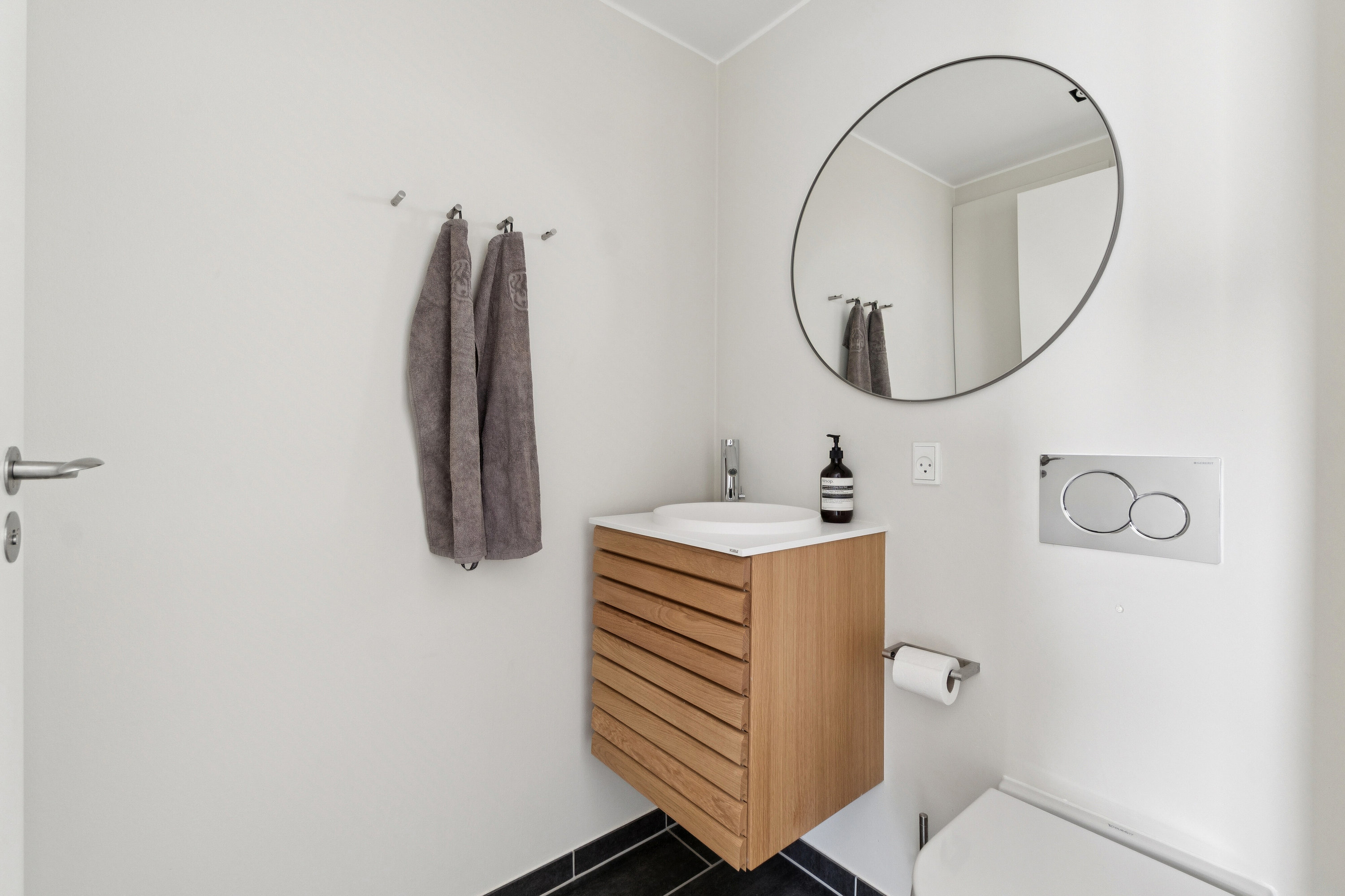 Fremhævet badeværelse billede i fuldskærmstilstand. Billede af Rundholtsvej 41, 2300 København S