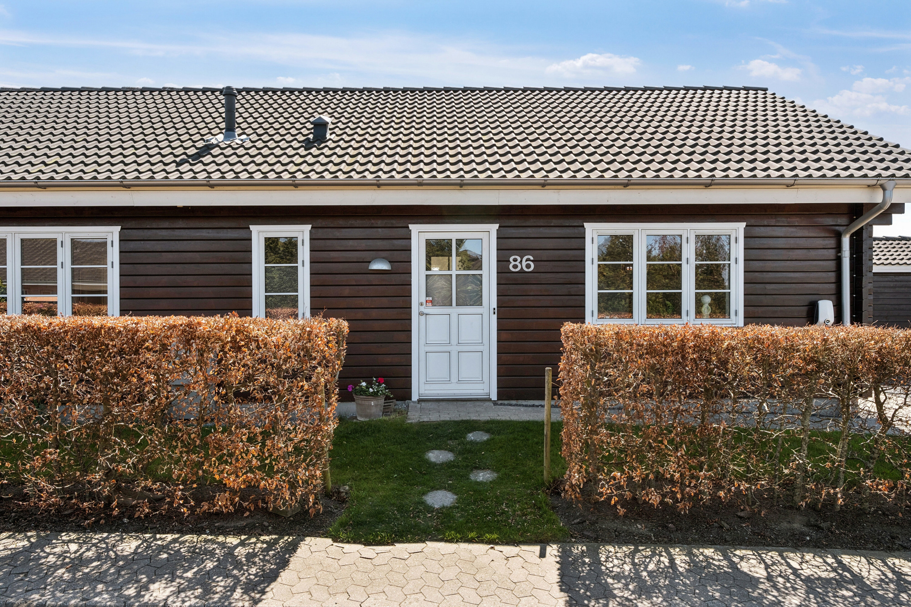 Fremhævet set fra vejen billede i fuldskærmstilstand. Billede af Vejgården 86, 4160 Herlufmagle