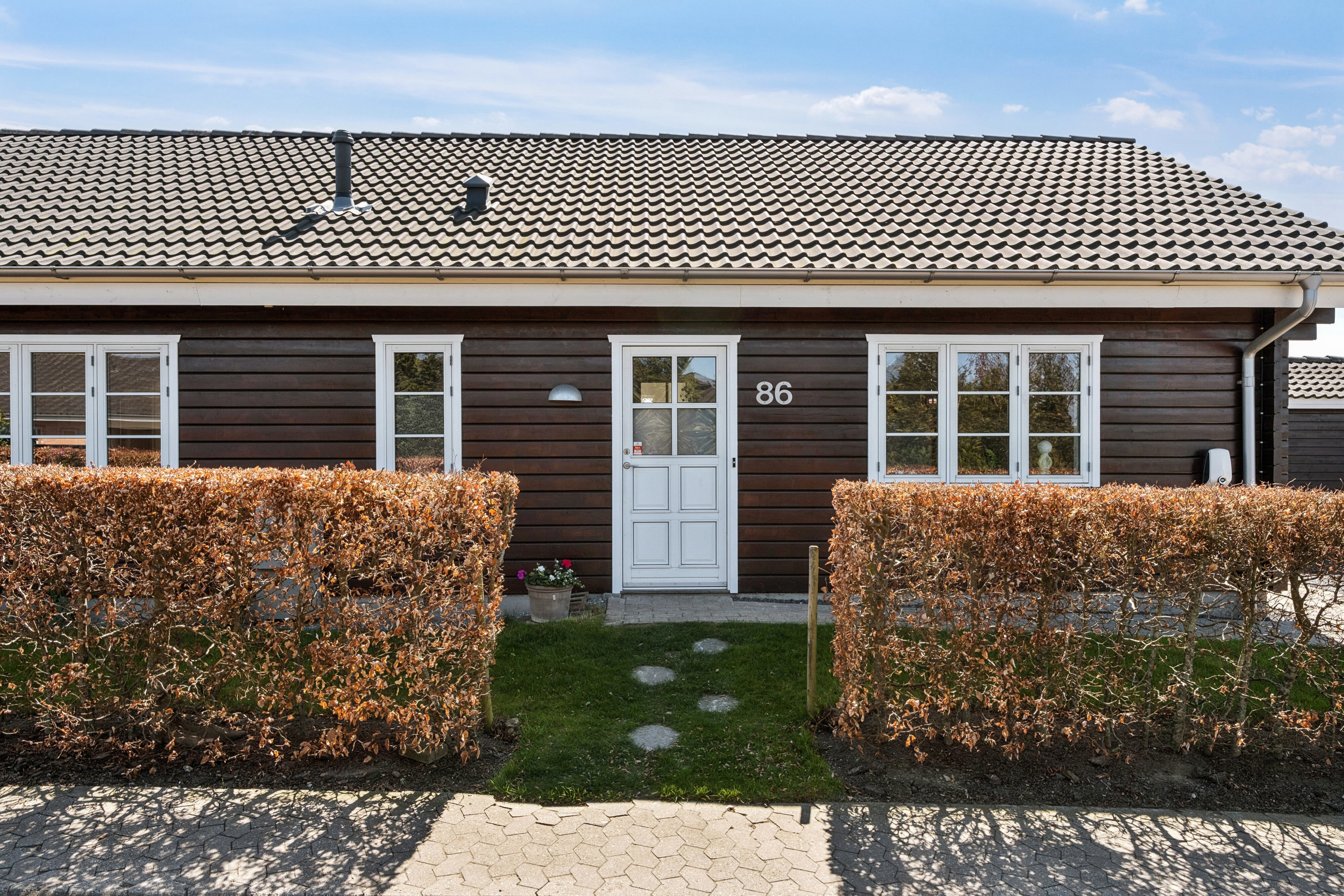 Fremhævet set fra vejen billede i fuldskærmstilstand. Billede af Vejgården 86, 4160 Herlufmagle