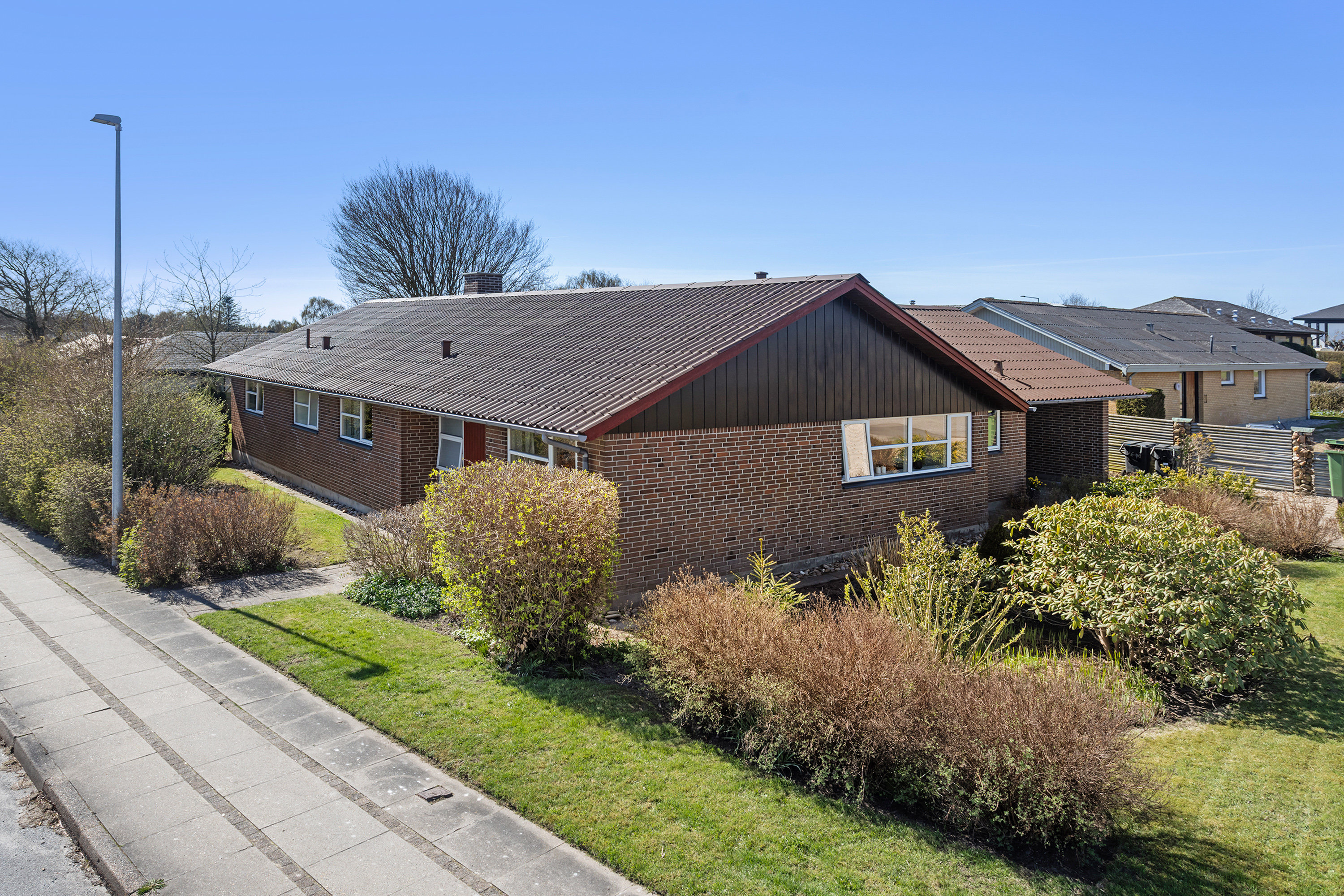 Fremhævet facade billede i fuldskærmstilstand. Billede af Eventyrvej 13, 9700 Brønderslev