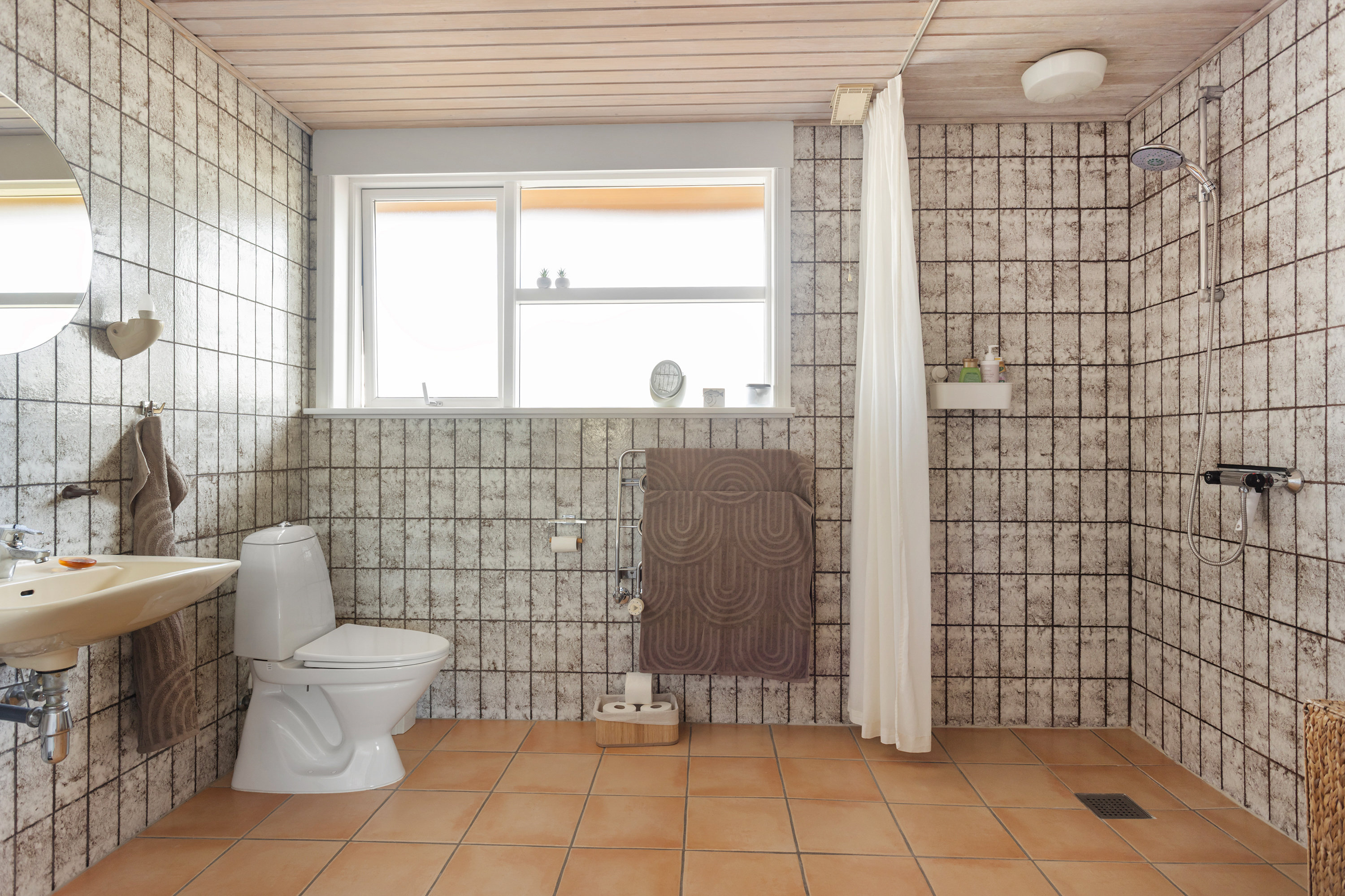 Fremhævet badeværelse billede i fuldskærmstilstand. Billede af Eventyrvej 13, 9700 Brønderslev