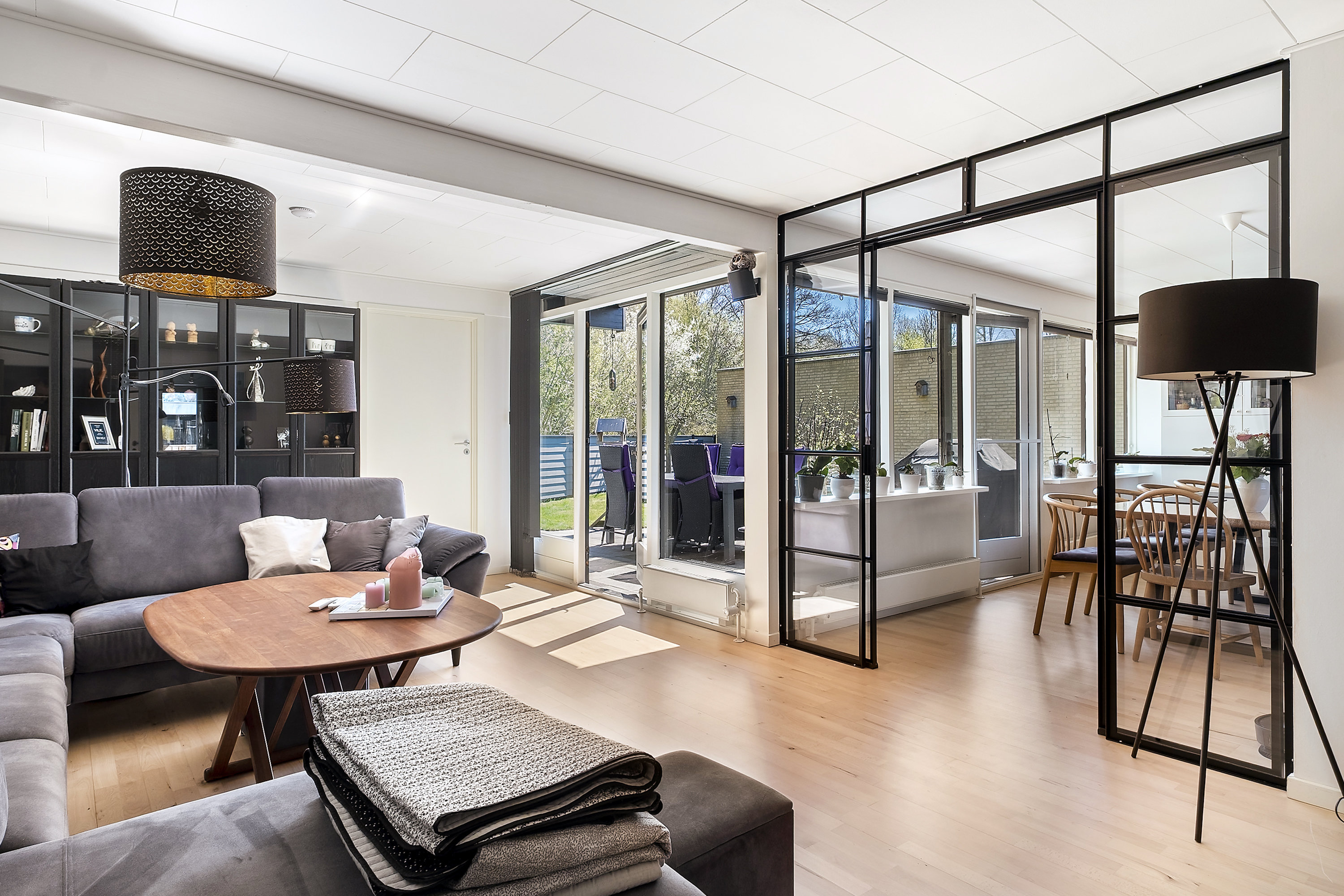 Fremhævet stue billede i fuldskærmstilstand. Billede af Rådyrvænget 8, 3450 Allerød