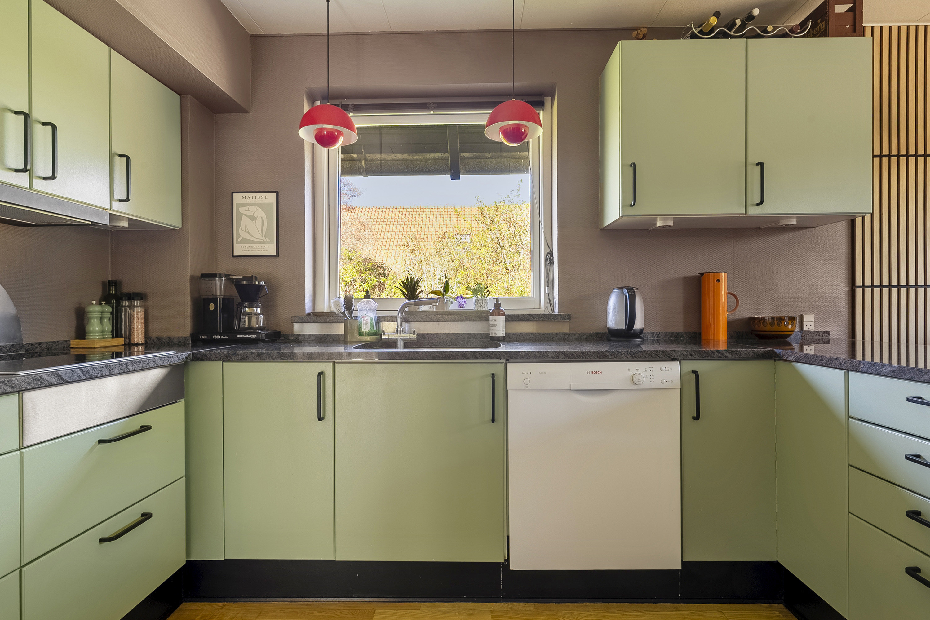 Fremhævet køkken billede i fuldskærmstilstand. Billede af Skrænten 12, Hosby, 7130 Juelsminde