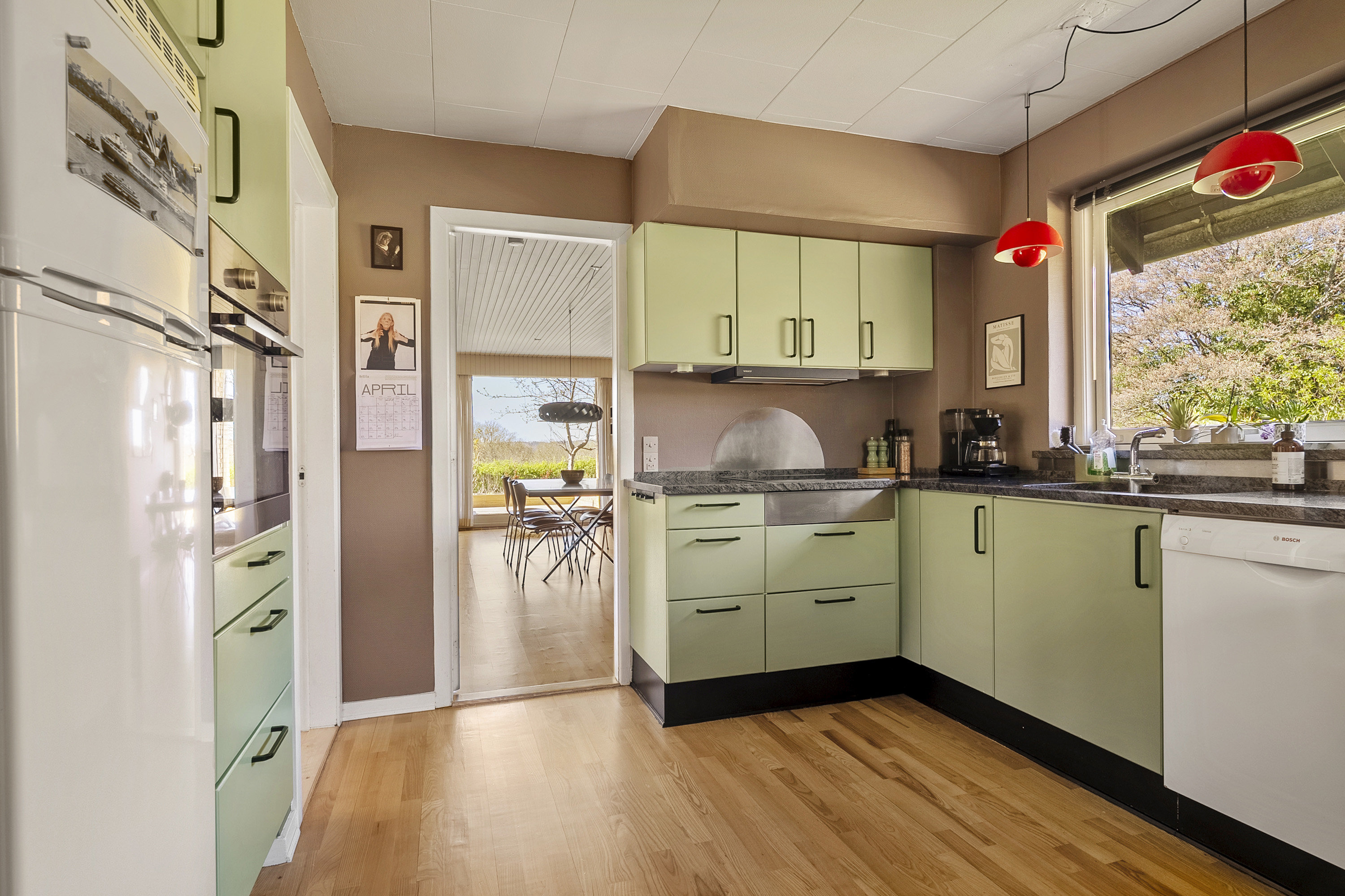 Fremhævet køkken billede i fuldskærmstilstand. Billede af Skrænten 12, Hosby, 7130 Juelsminde