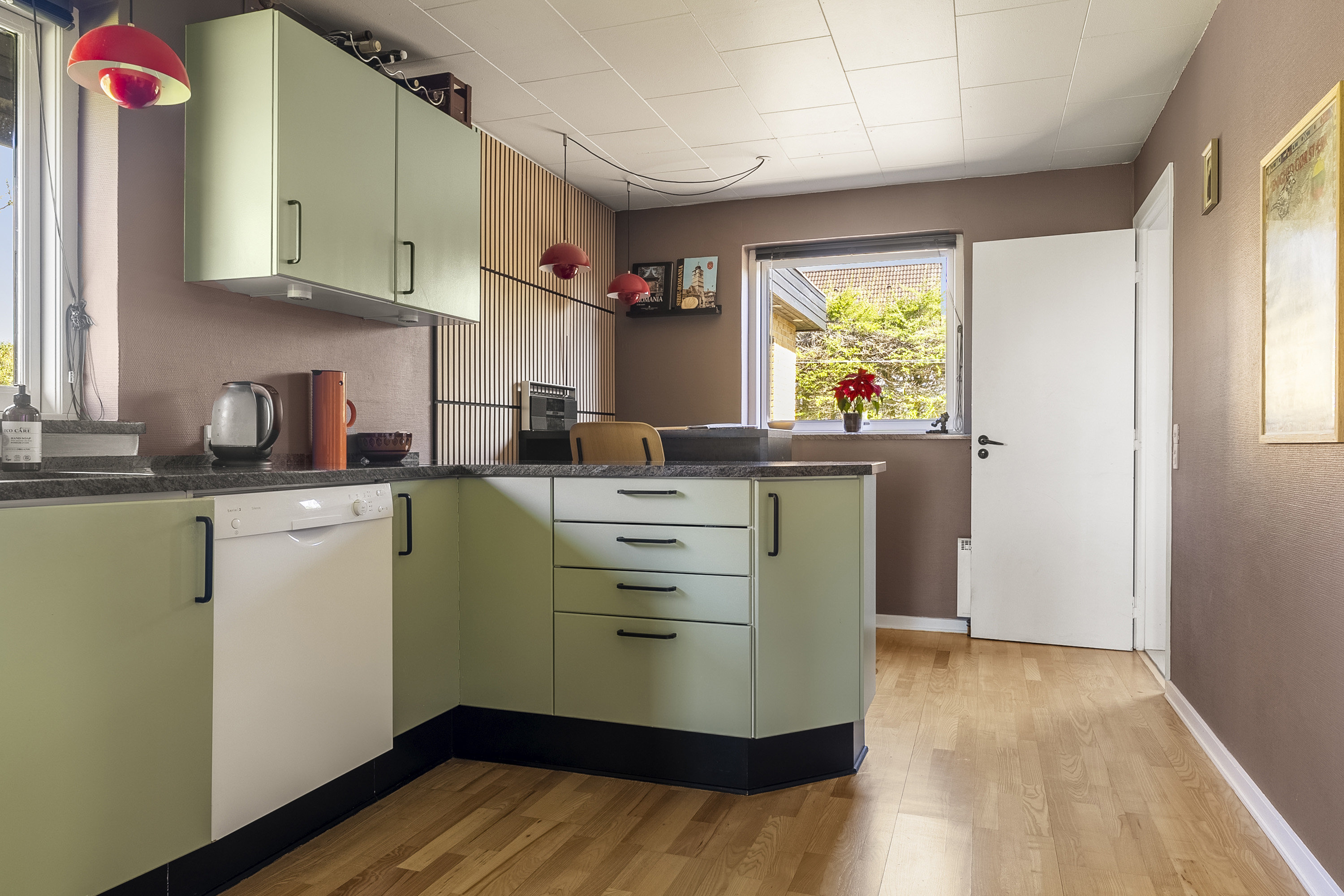 Fremhævet køkken billede i fuldskærmstilstand. Billede af Skrænten 12, Hosby, 7130 Juelsminde