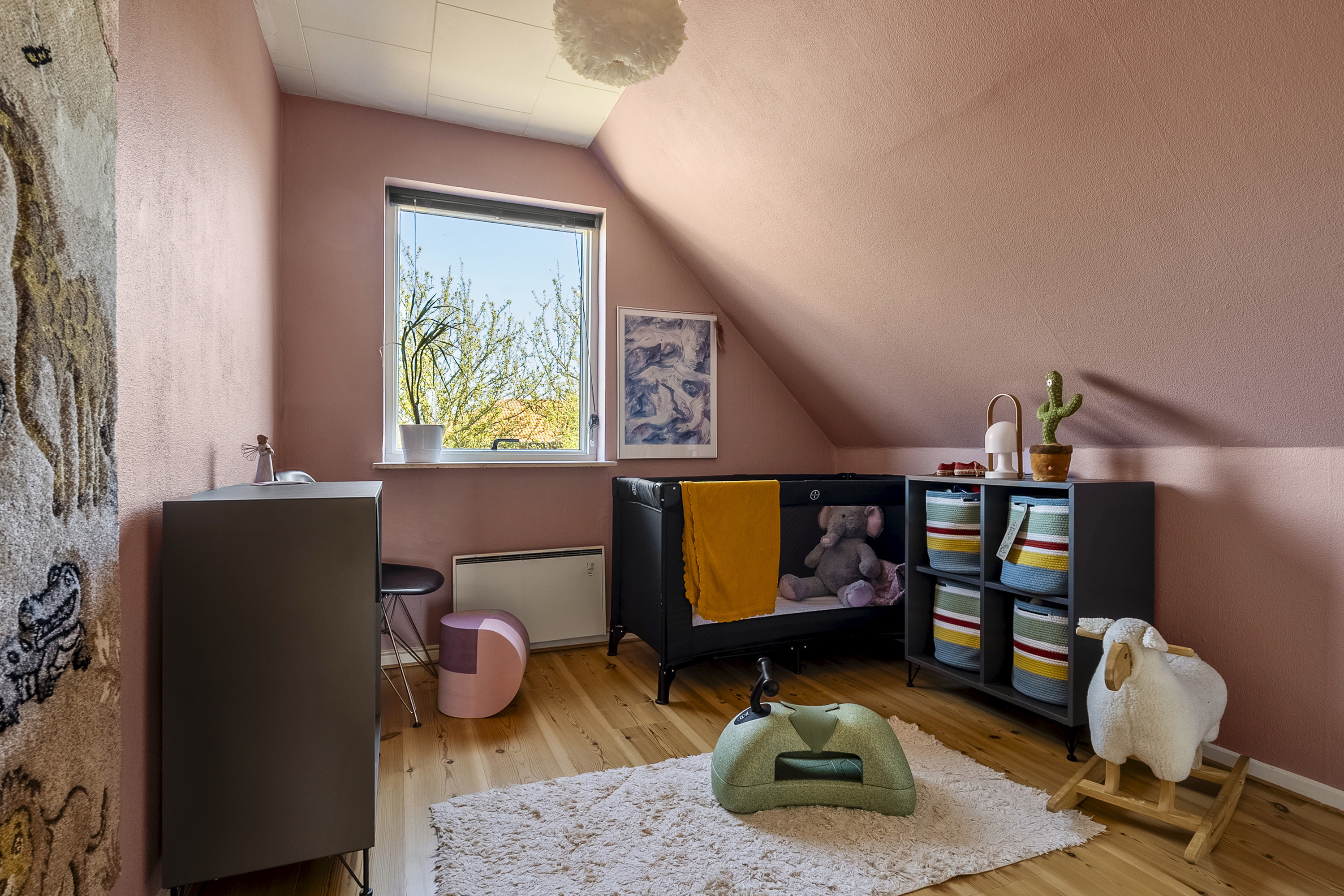 Fremhævet stue billede i fuldskærmstilstand. Billede af Skrænten 12, Hosby, 7130 Juelsminde