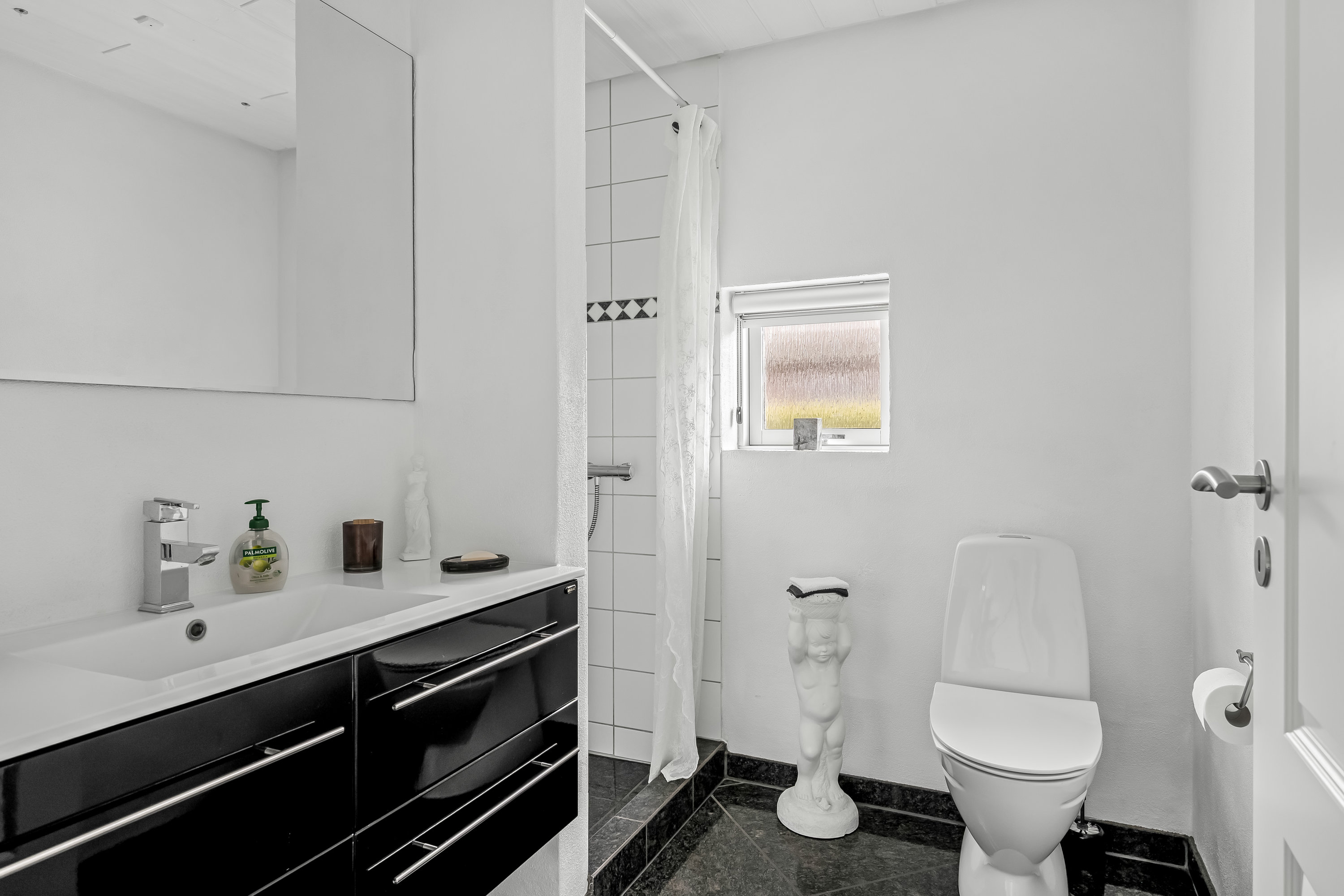 Fremhævet badeværelse billede i fuldskærmstilstand. Billede af Gyvellunden 34, 6800 Varde