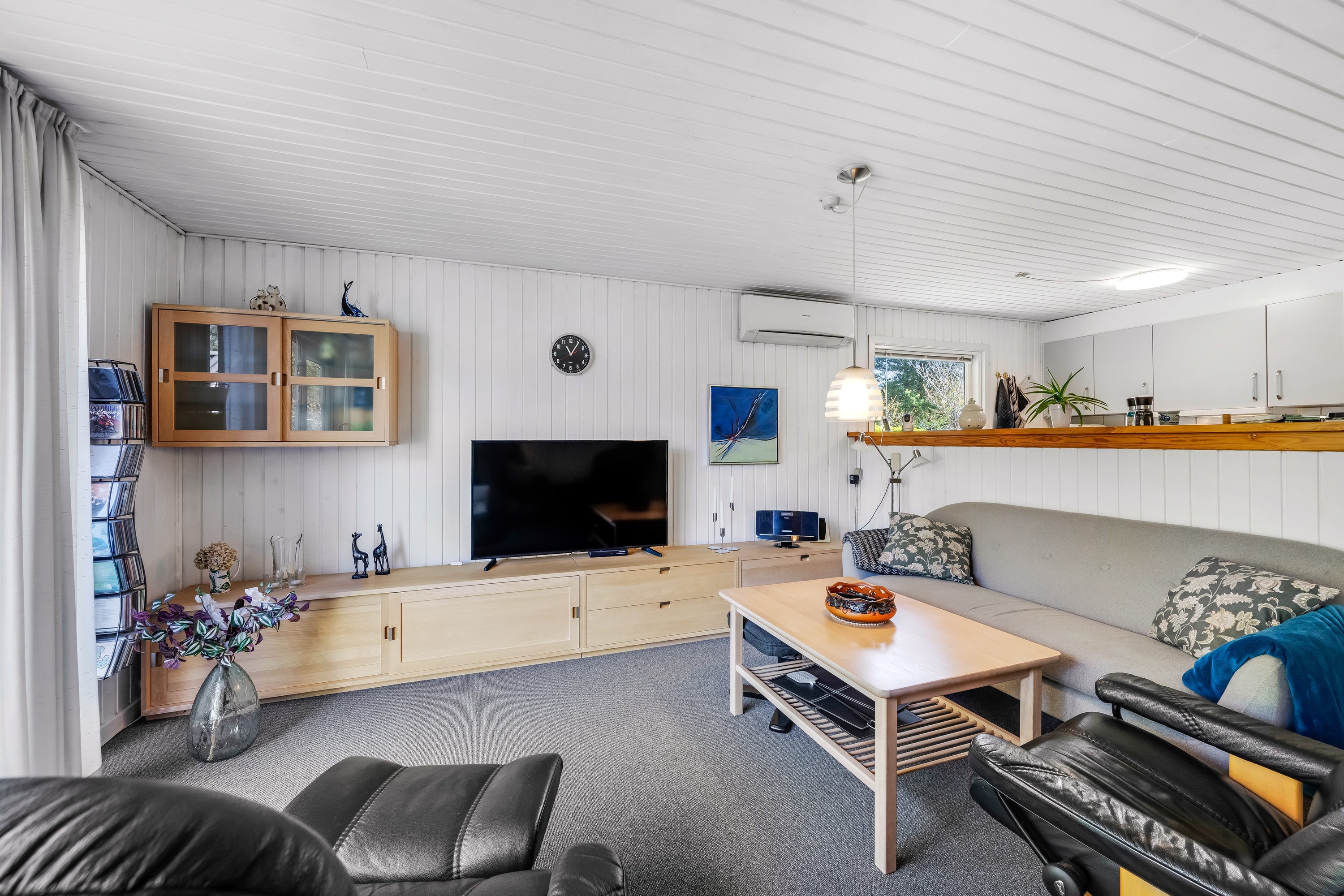 Fremhævet stue billede i fuldskærmstilstand. Billede af Grævlingevej 17, 6893 Hemmet