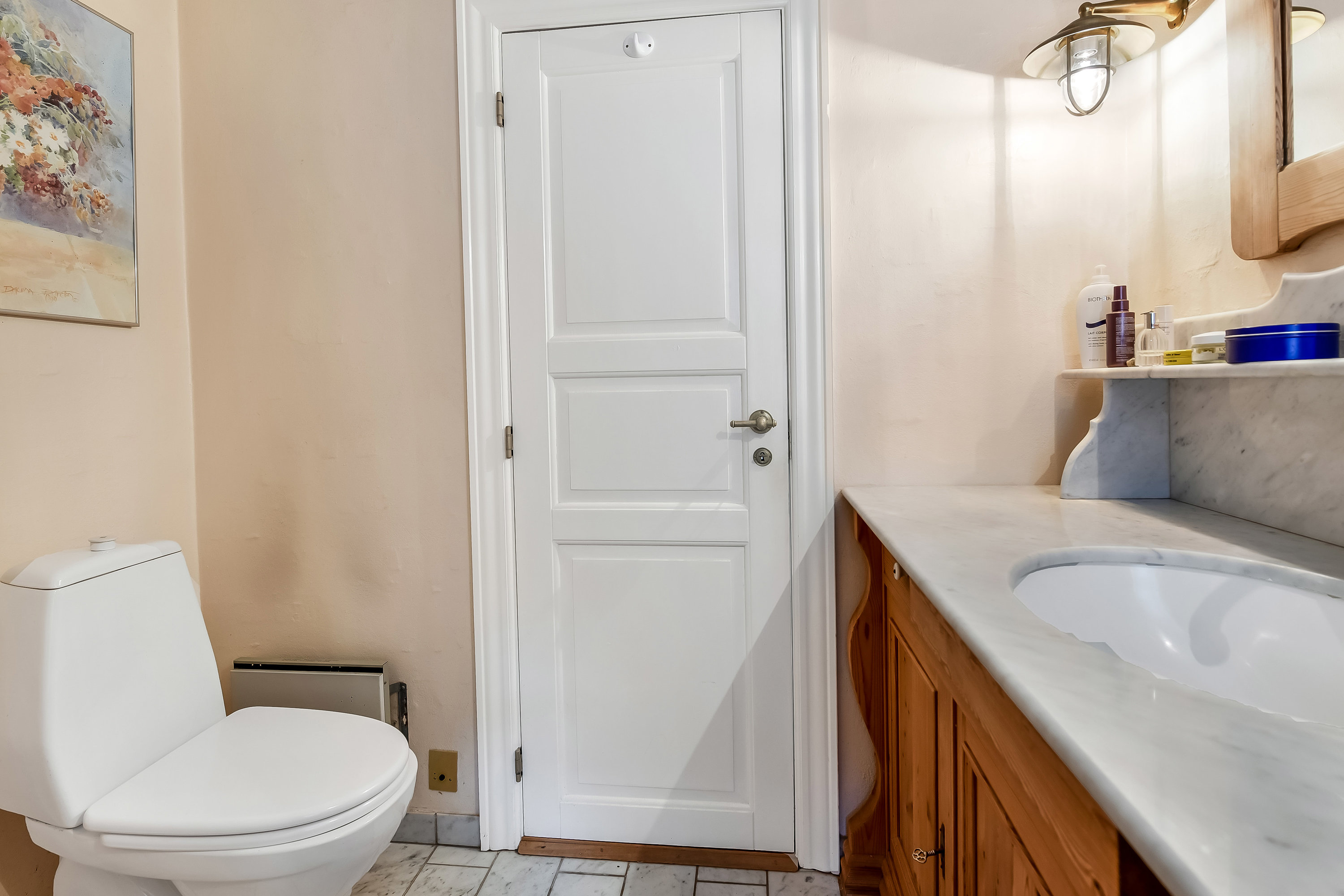 Fremhævet toilet billede i fuldskærmstilstand. Billede af Kallesmærskvej 19, 6857 Blåvand