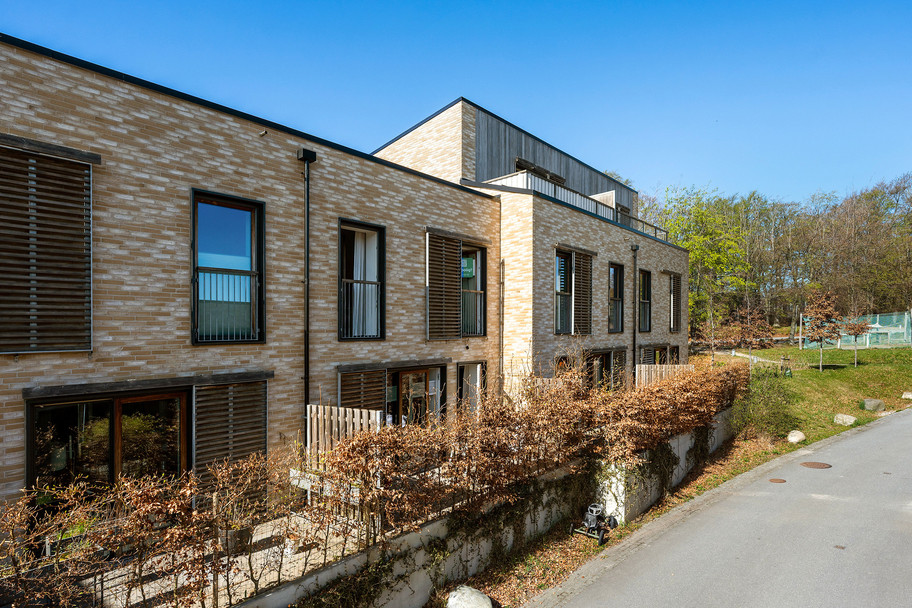 Fremhævet ejendommen billede i fuldskærmstilstand. Billede af Ralphs Vænge 24, 2950 Vedbæk