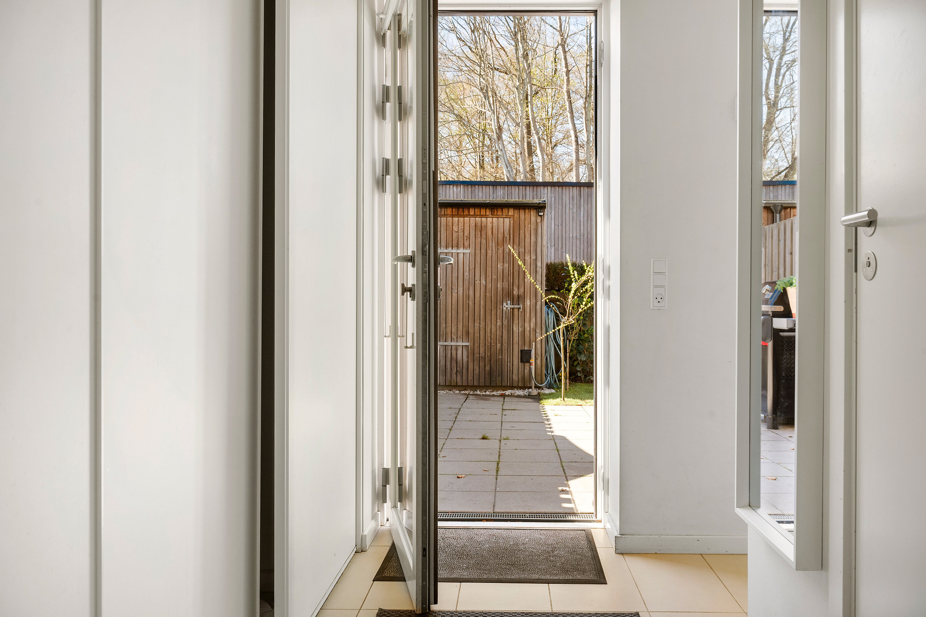 Fremhævet entré billede i fuldskærmstilstand. Billede af Ralphs Vænge 24, 2950 Vedbæk