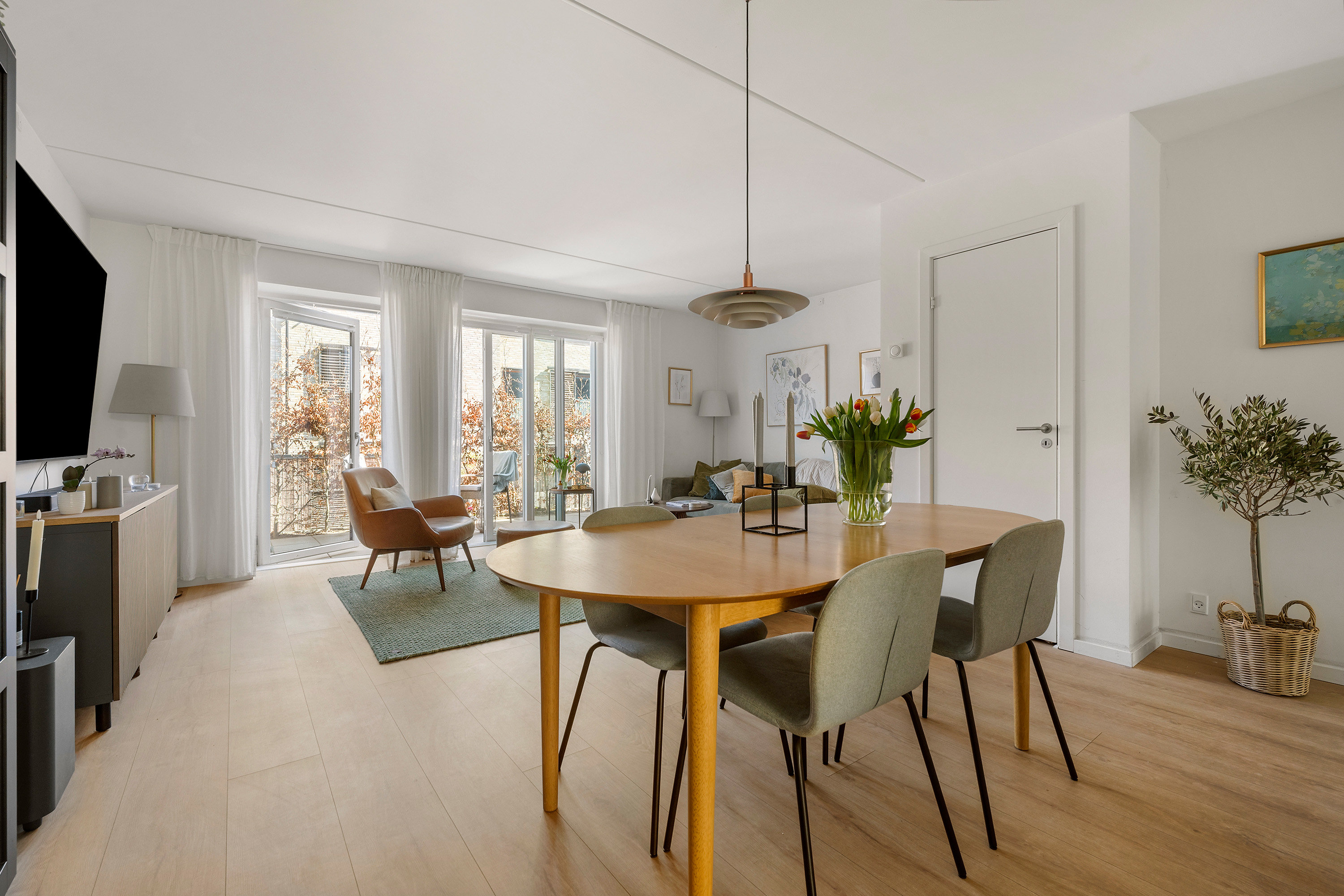 Fremhævet spisestue billede i fuldskærmstilstand. Billede af Ralphs Vænge 24, 2950 Vedbæk