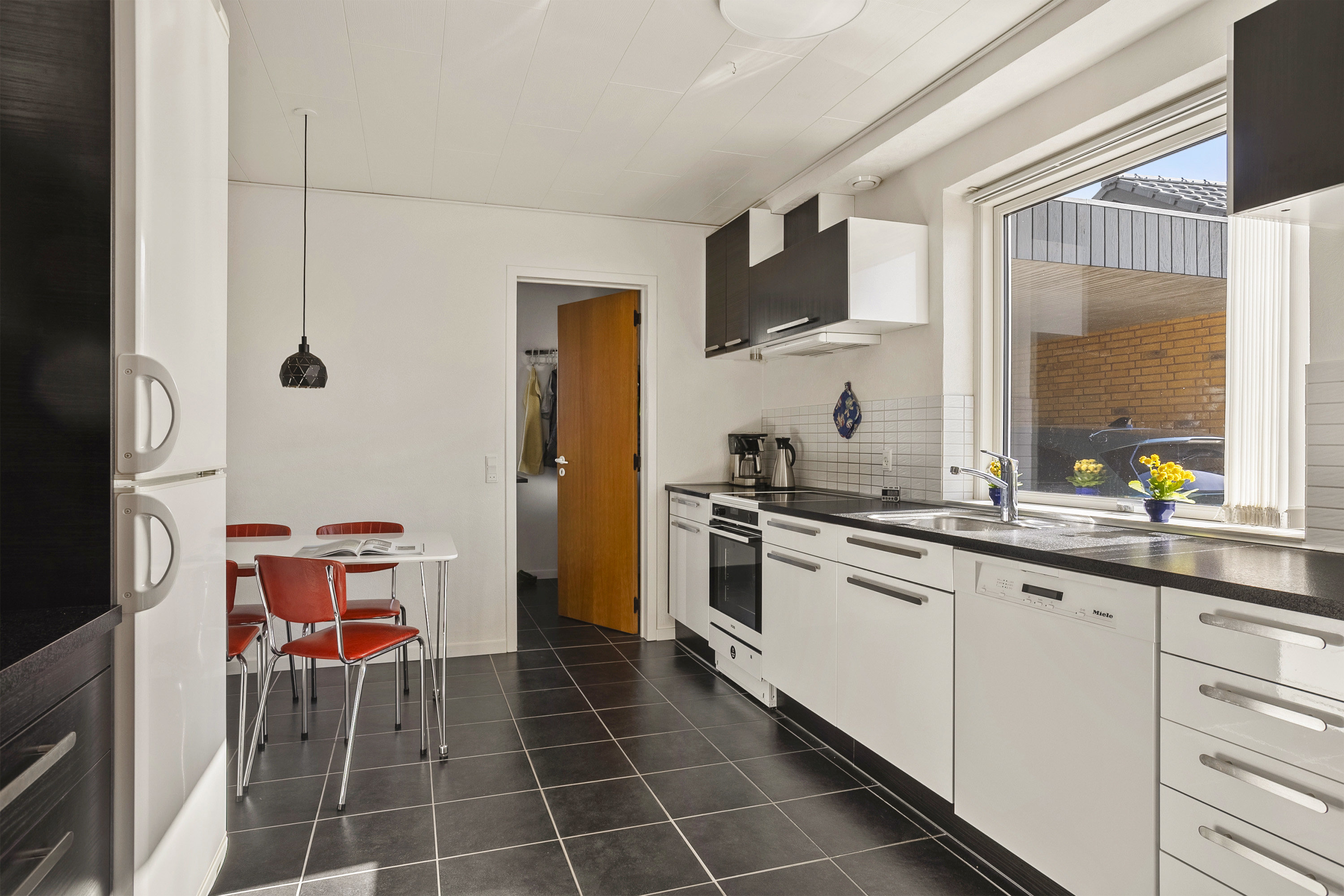 Fremhævet køkken billede i fuldskærmstilstand. Billede af Kastanievej 1, 6600 Vejen