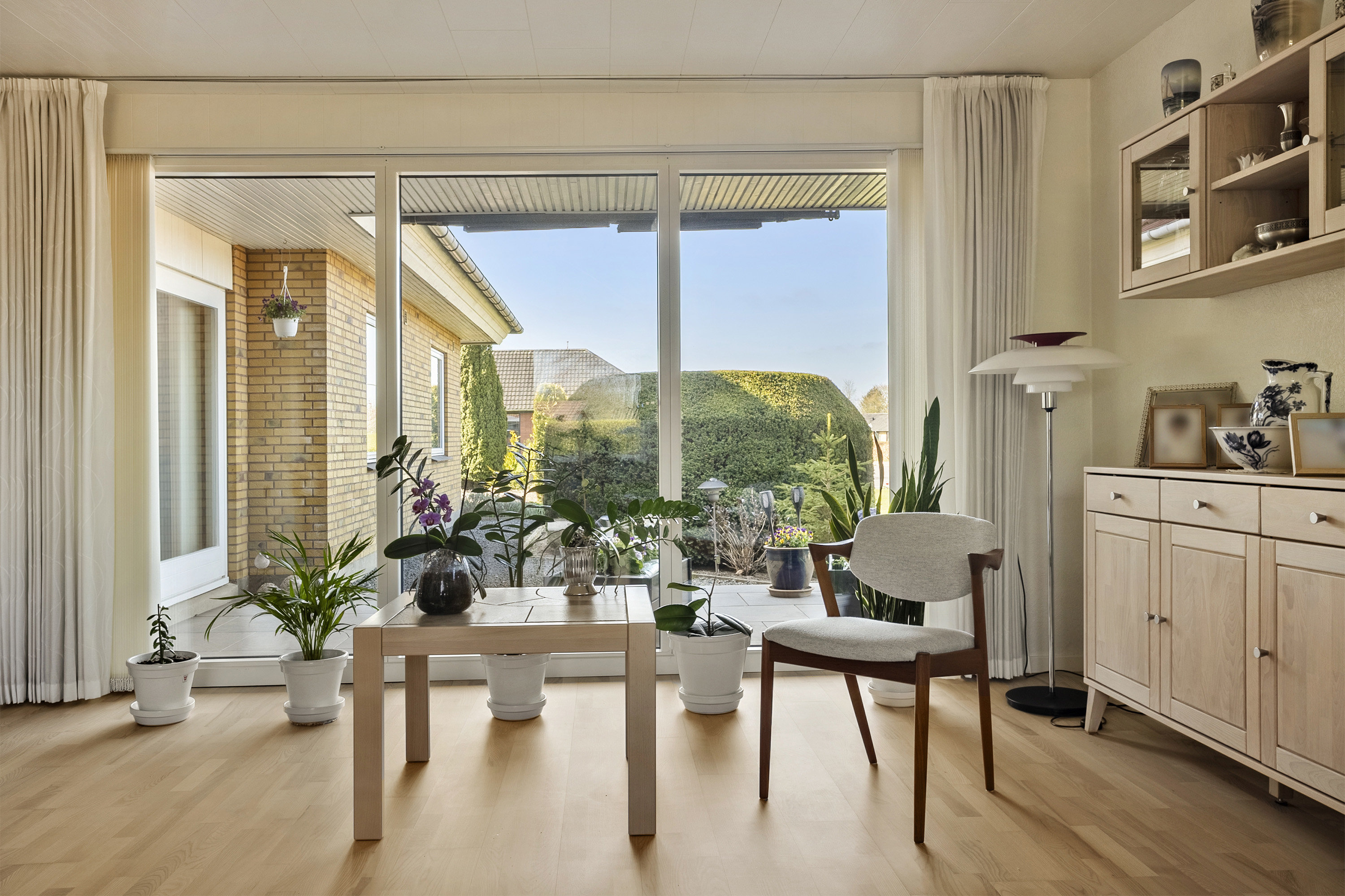 Fremhævet stue billede i fuldskærmstilstand. Billede af Kastanievej 1, 6600 Vejen