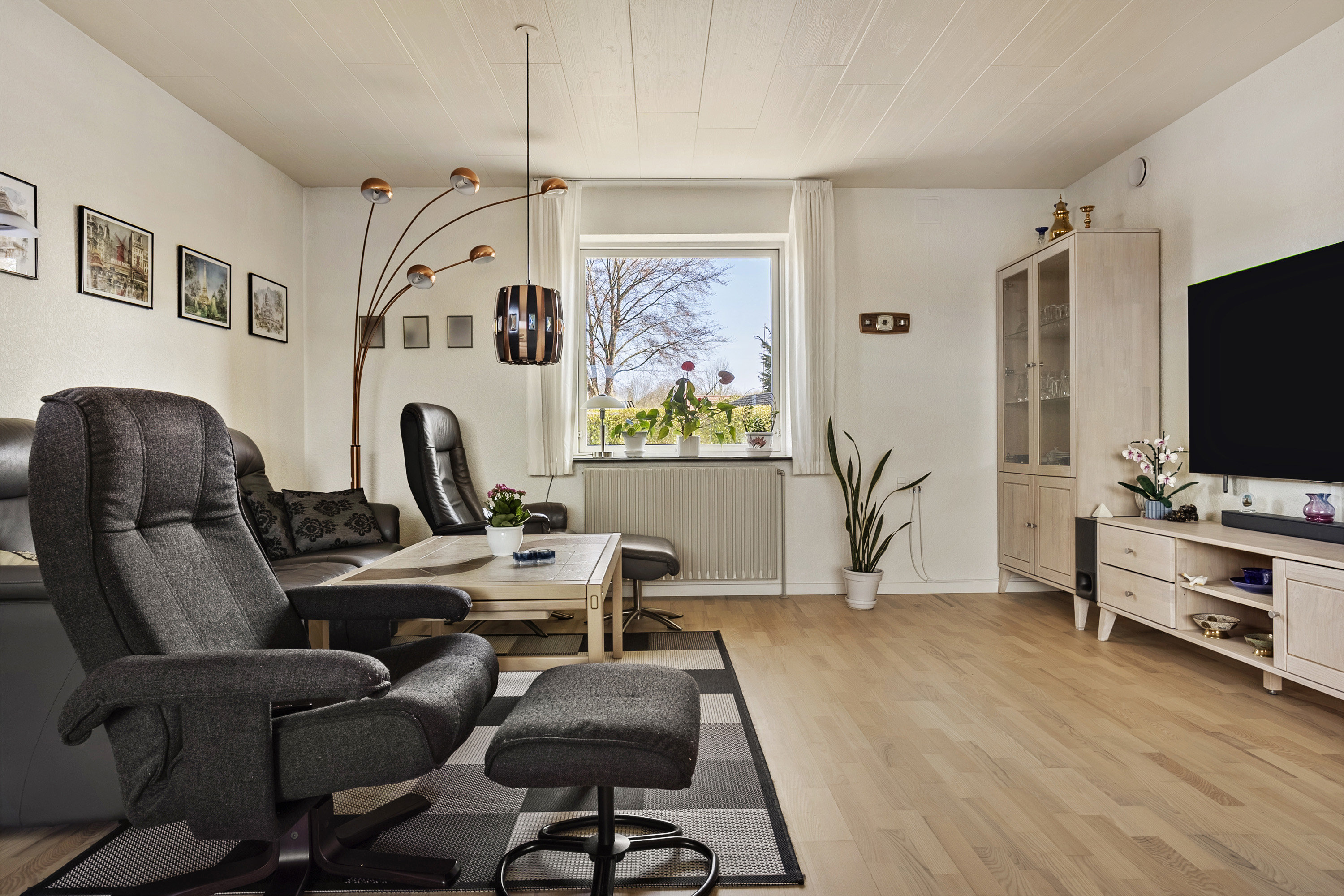 Fremhævet stue billede i fuldskærmstilstand. Billede af Kastanievej 1, 6600 Vejen