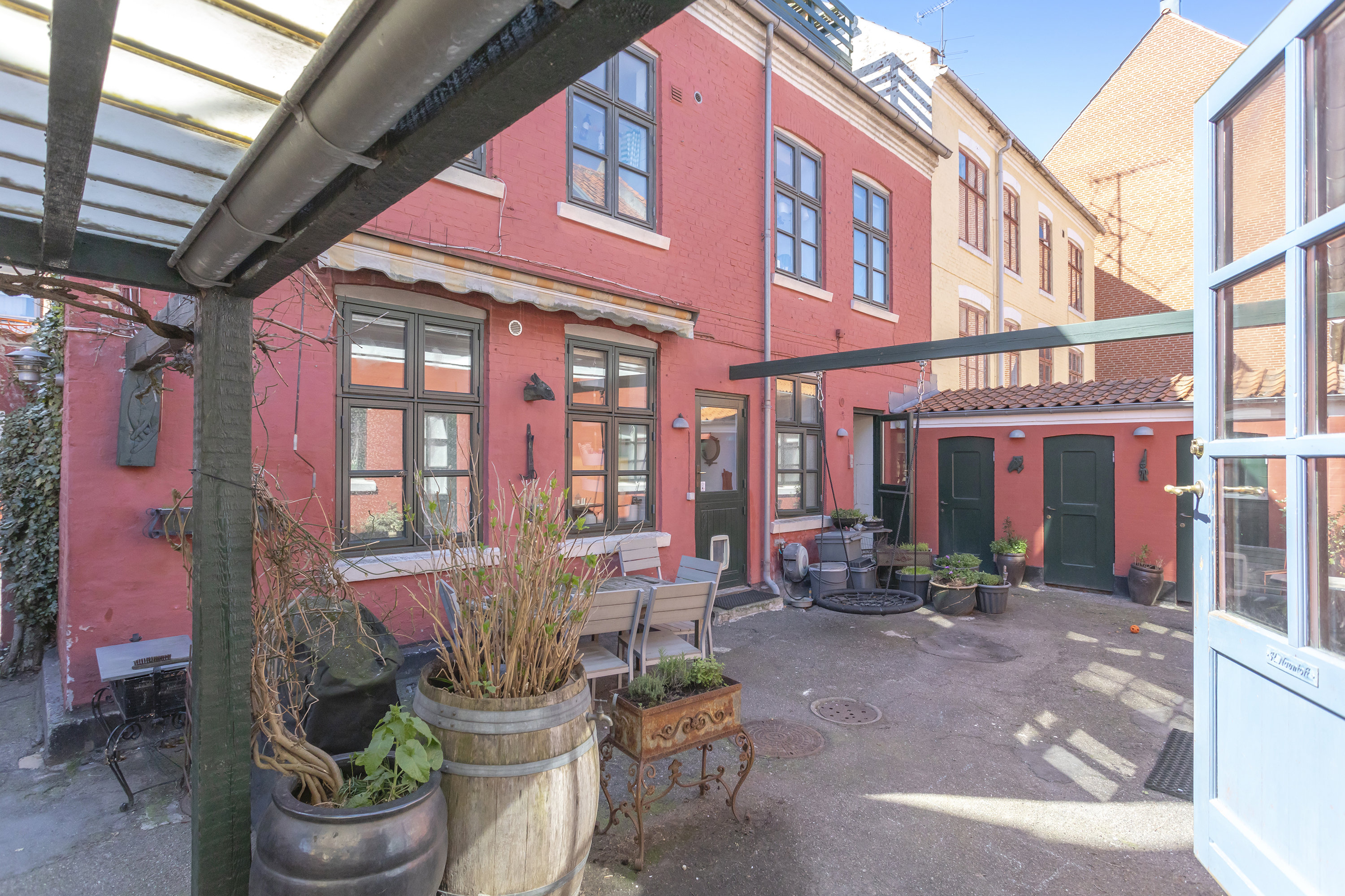 Fremhævet facade billede i fuldskærmstilstand. Billede af Kirkegårdsvej 15, st.., 2300 København S