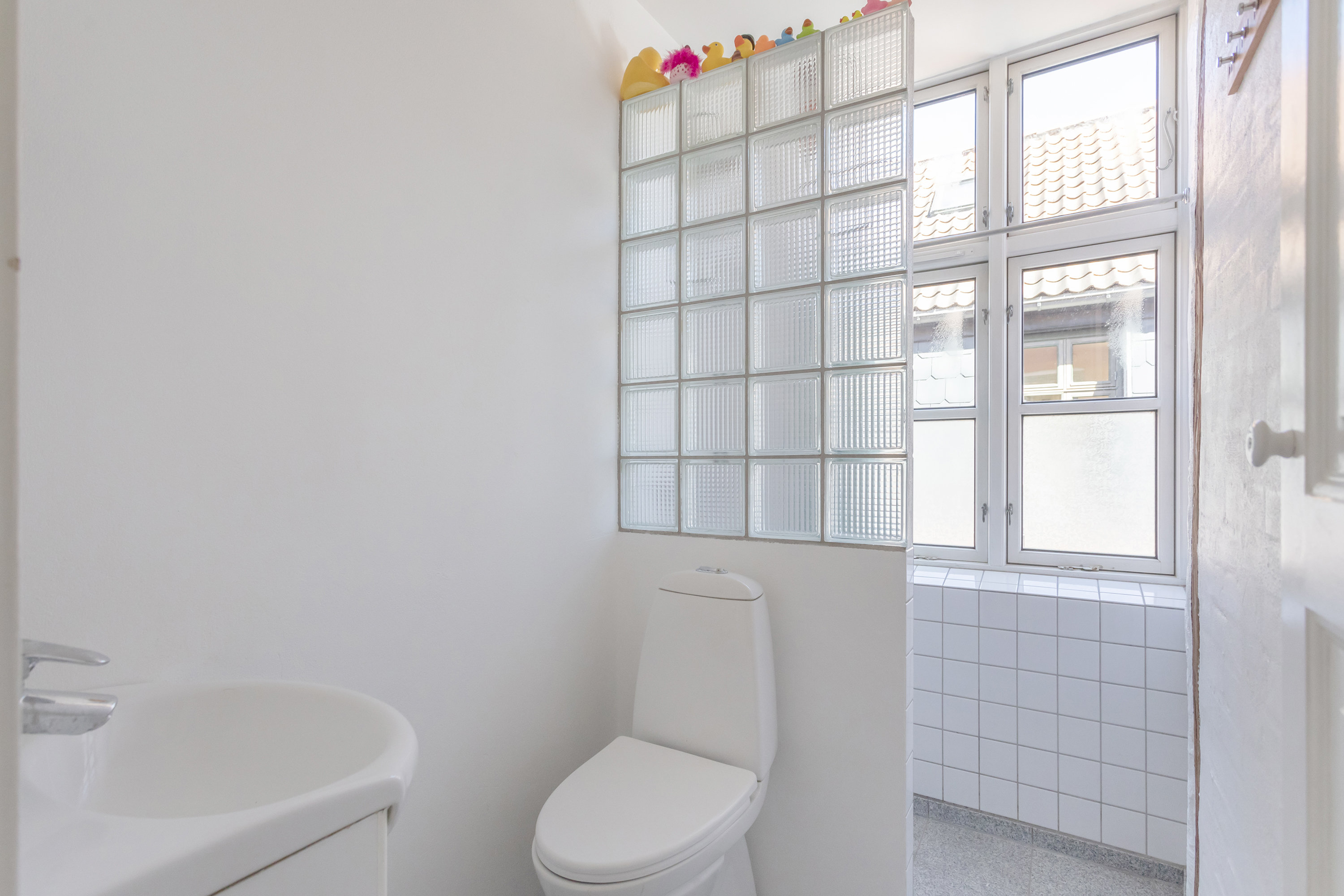 Fremhævet toilet billede i fuldskærmstilstand. Billede af Kirkegårdsvej 15, st.., 2300 København S