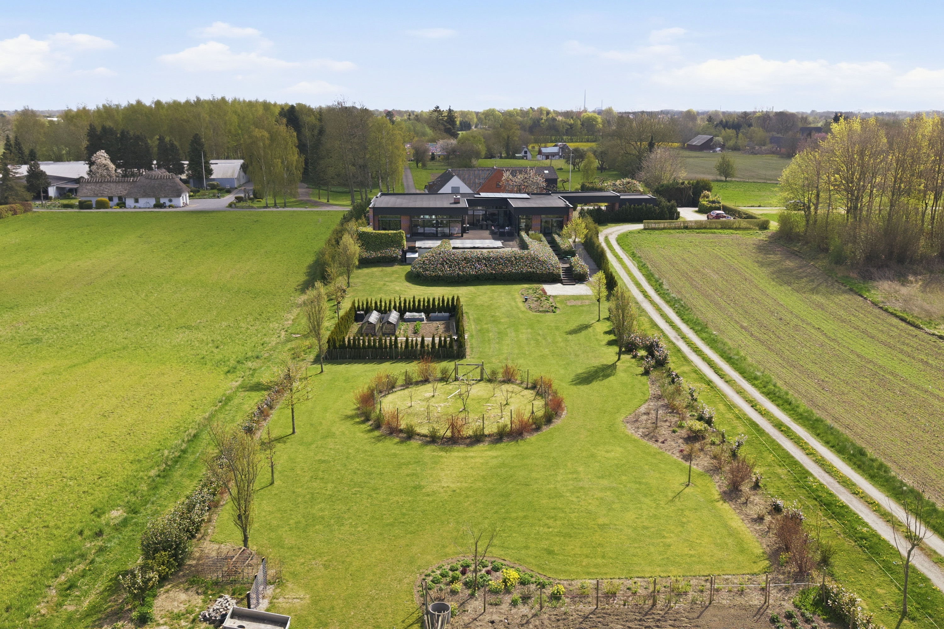 Fremhævet luftfoto billede i fuldskærmstilstand. Billede af Overtvedvej 16, Allesø, 5270 Odense N