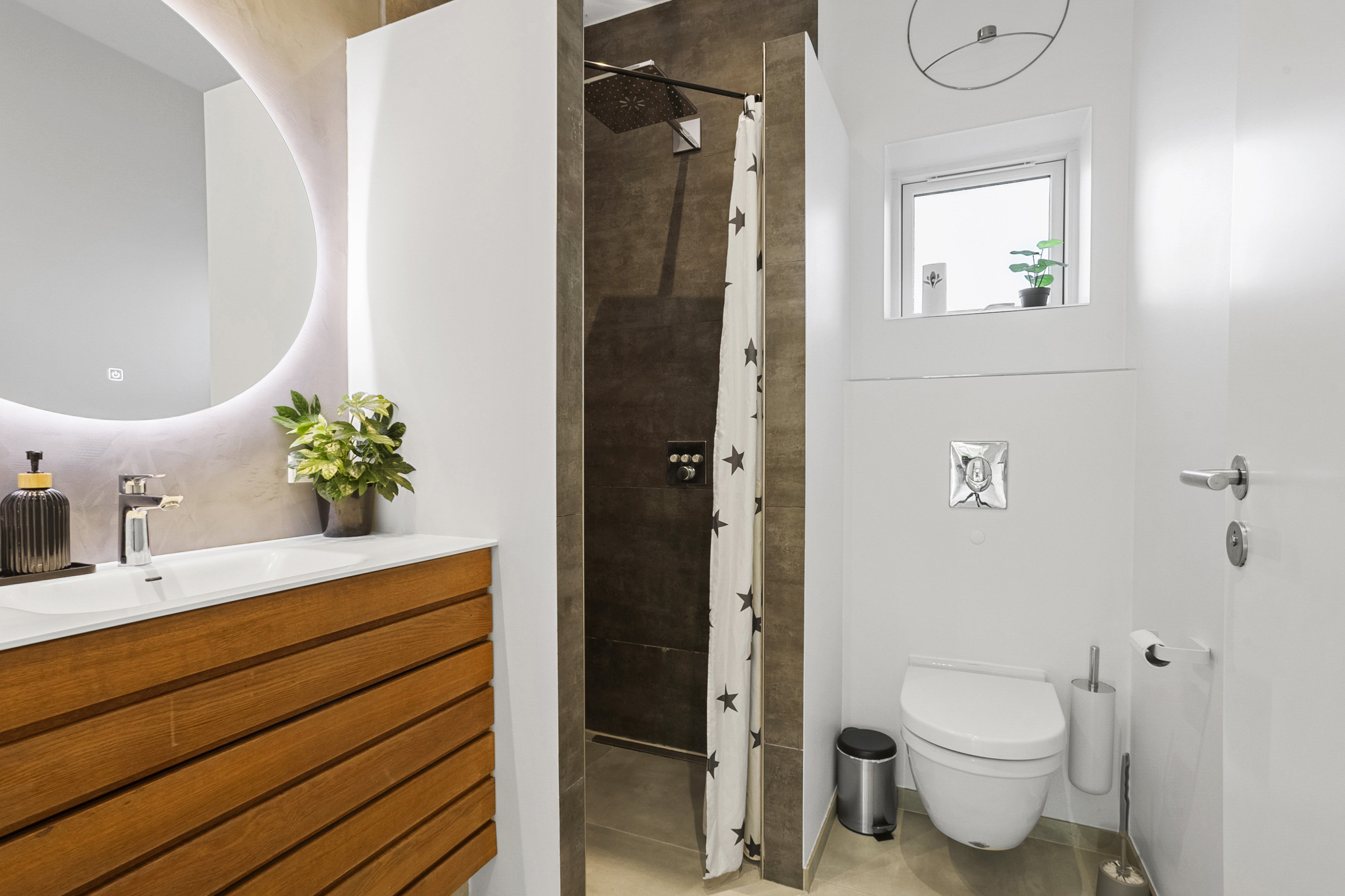 Fremhævet badeværelse billede i fuldskærmstilstand. Billede af Godthåbsvej 1, Astrup, 9800 Hjørring