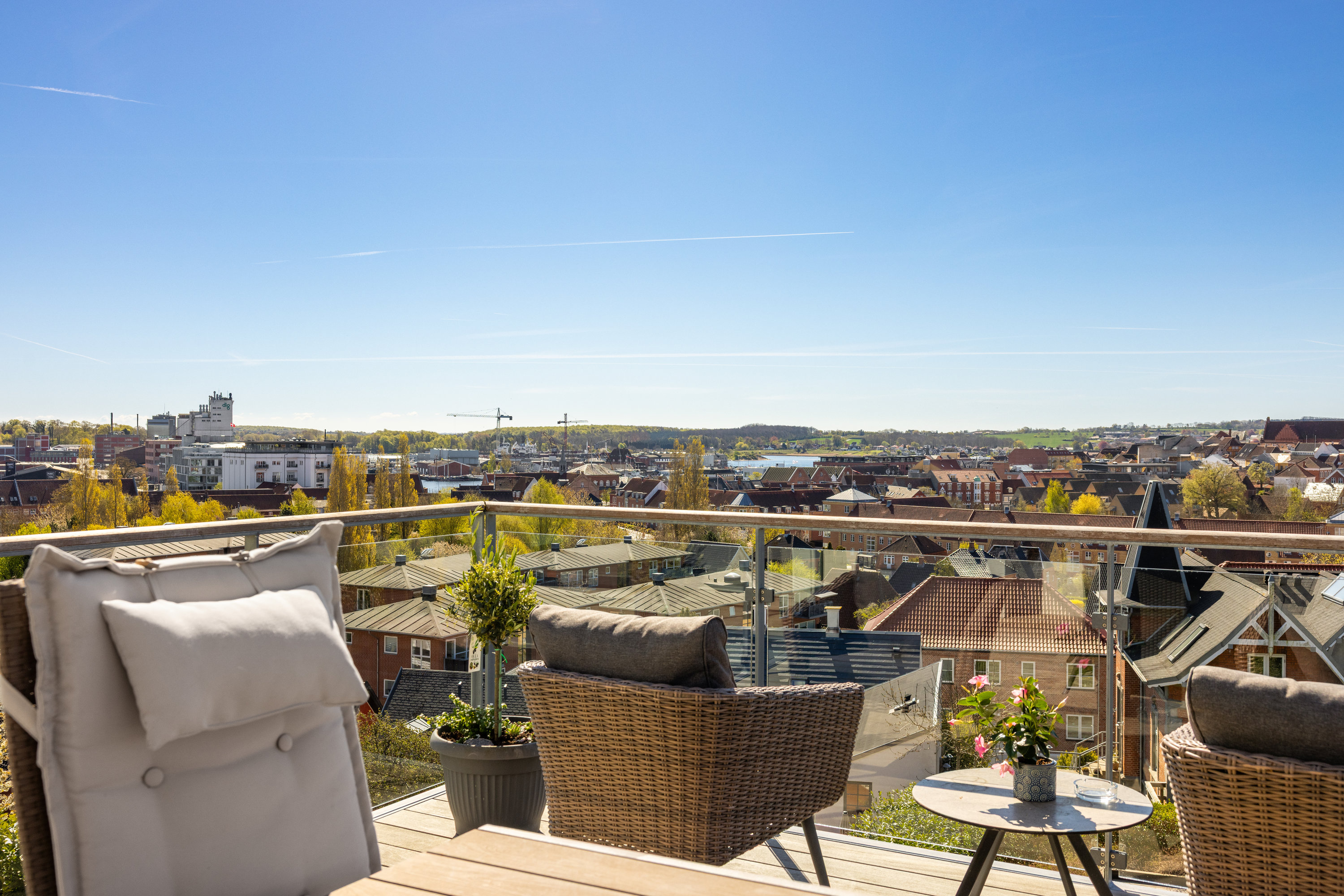 Fremhævet terrasse billede i fuldskærmstilstand. Billede af Udsigten 6, 5700 Svendborg