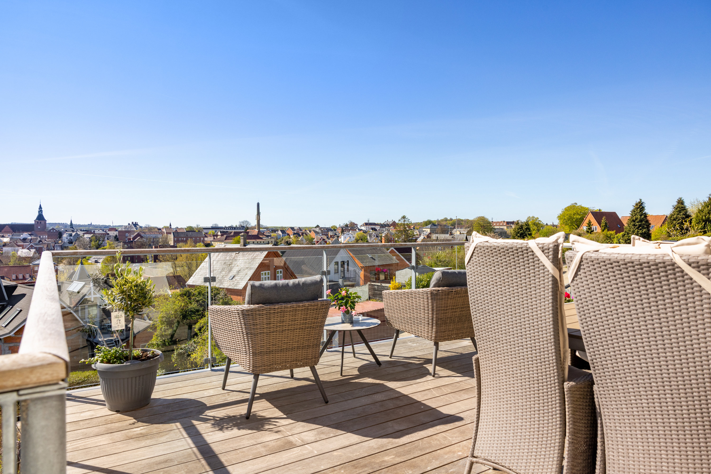 Fremhævet terrase billede i fuldskærmstilstand. Billede af Udsigten 6, 5700 Svendborg