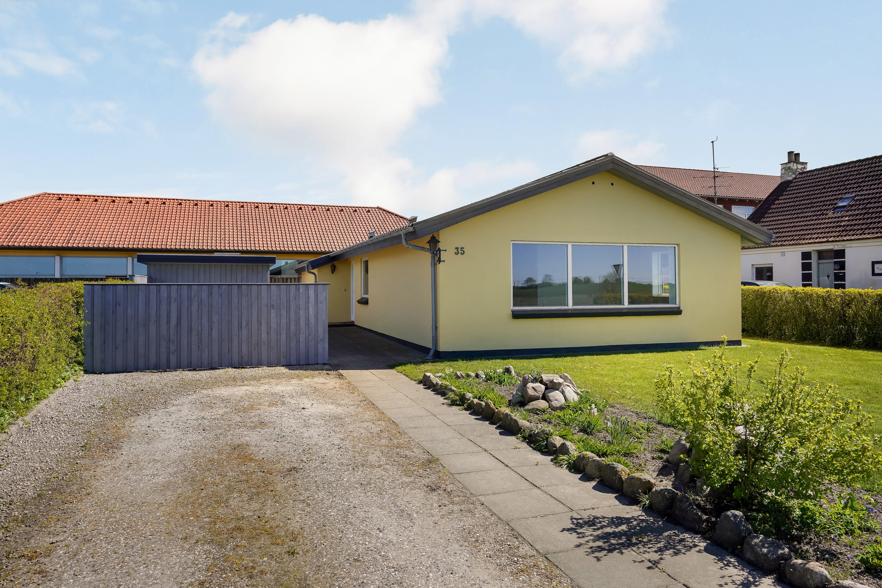 Fremhævet lukket have og terrassemiljø  billede i fuldskærmstilstand. Billede af Gelstedvej 35, Gelsted, 5591 Gelsted