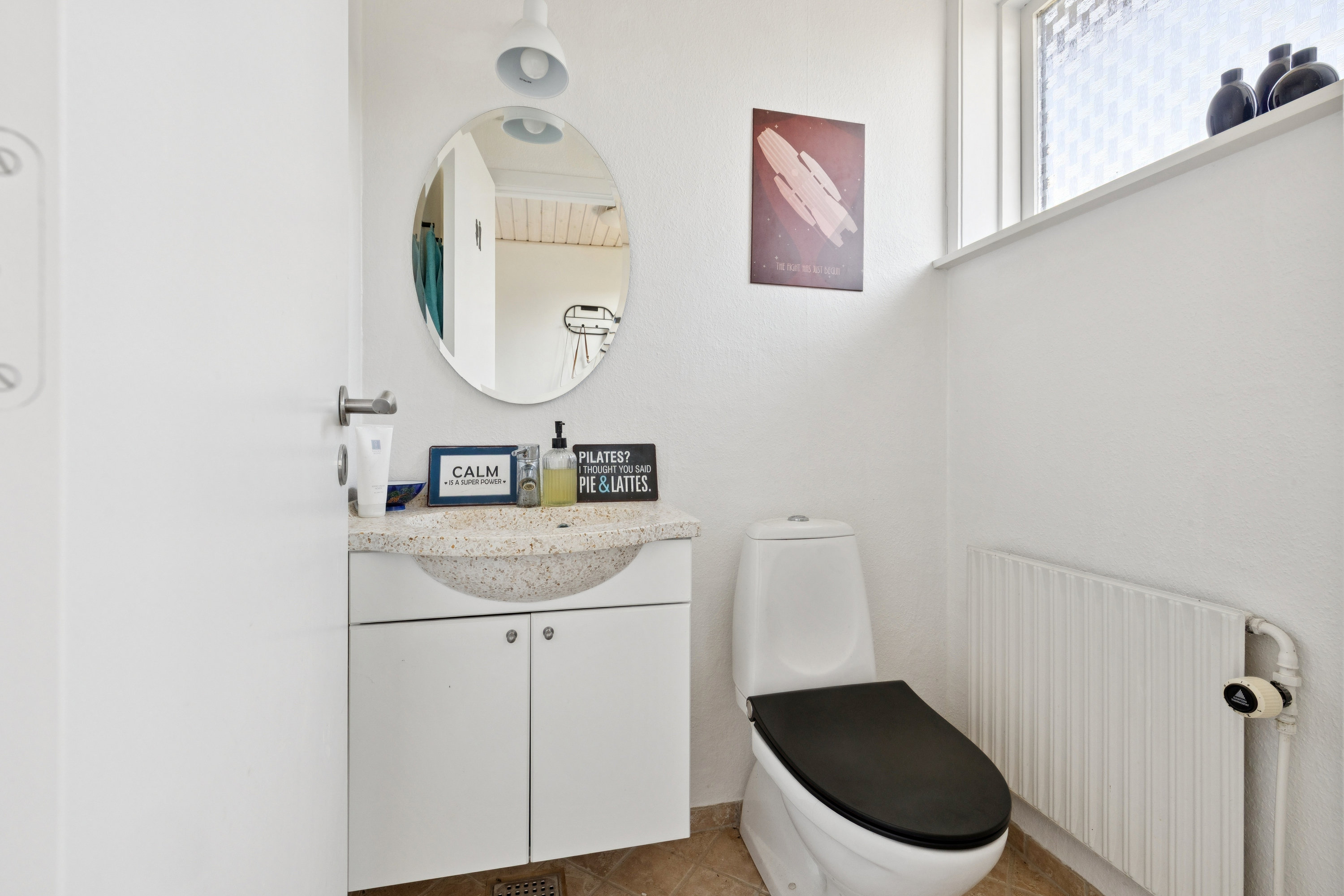 Fremhævet toilet billede i fuldskærmstilstand. Billede af Helgasvej 21, Gram, 8660 Skanderborg