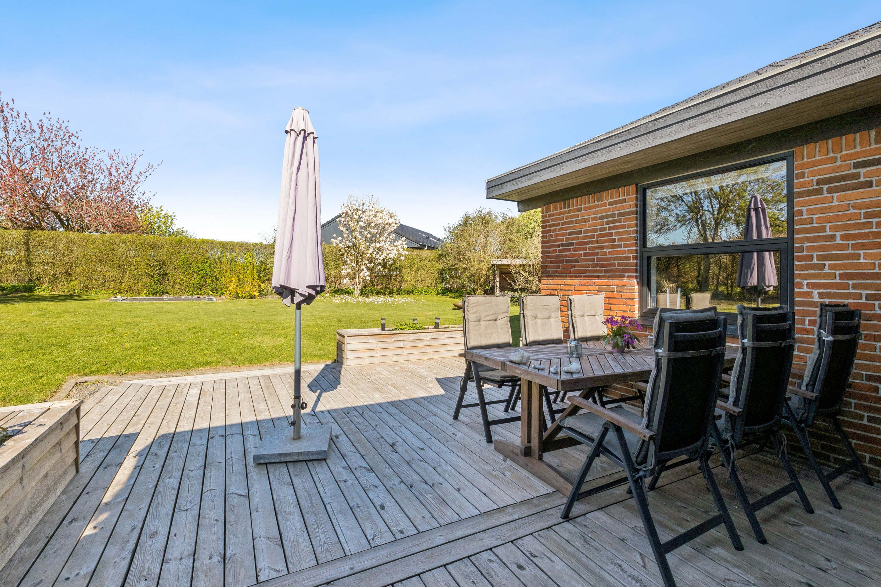 Fremhævet terrasse billede i fuldskærmstilstand. Billede af Helgasvej 21, Gram, 8660 Skanderborg