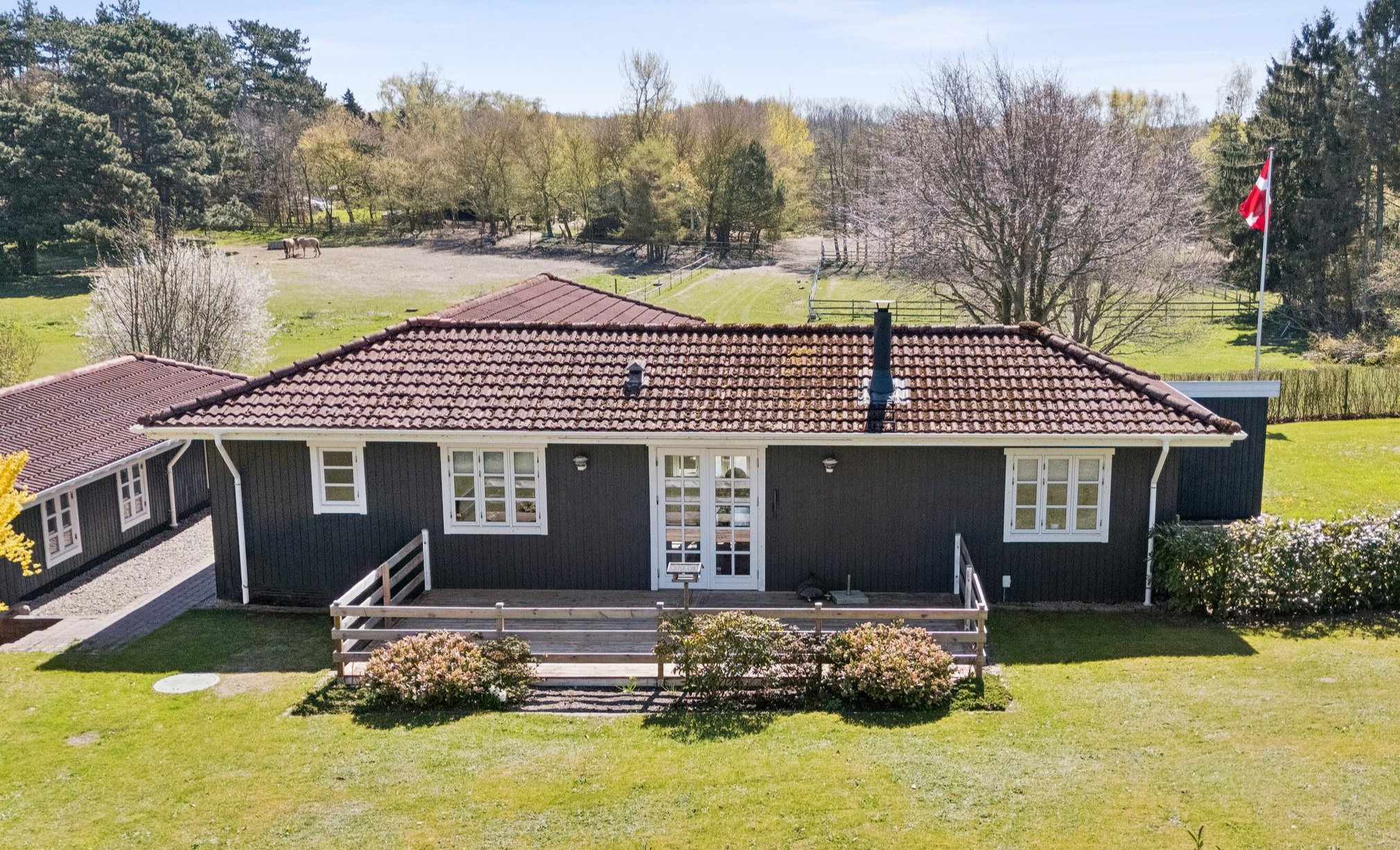 Fremhævet set fra haven billede i fuldskærmstilstand. Billede af Hermelinvej 10, 3390 Hundested