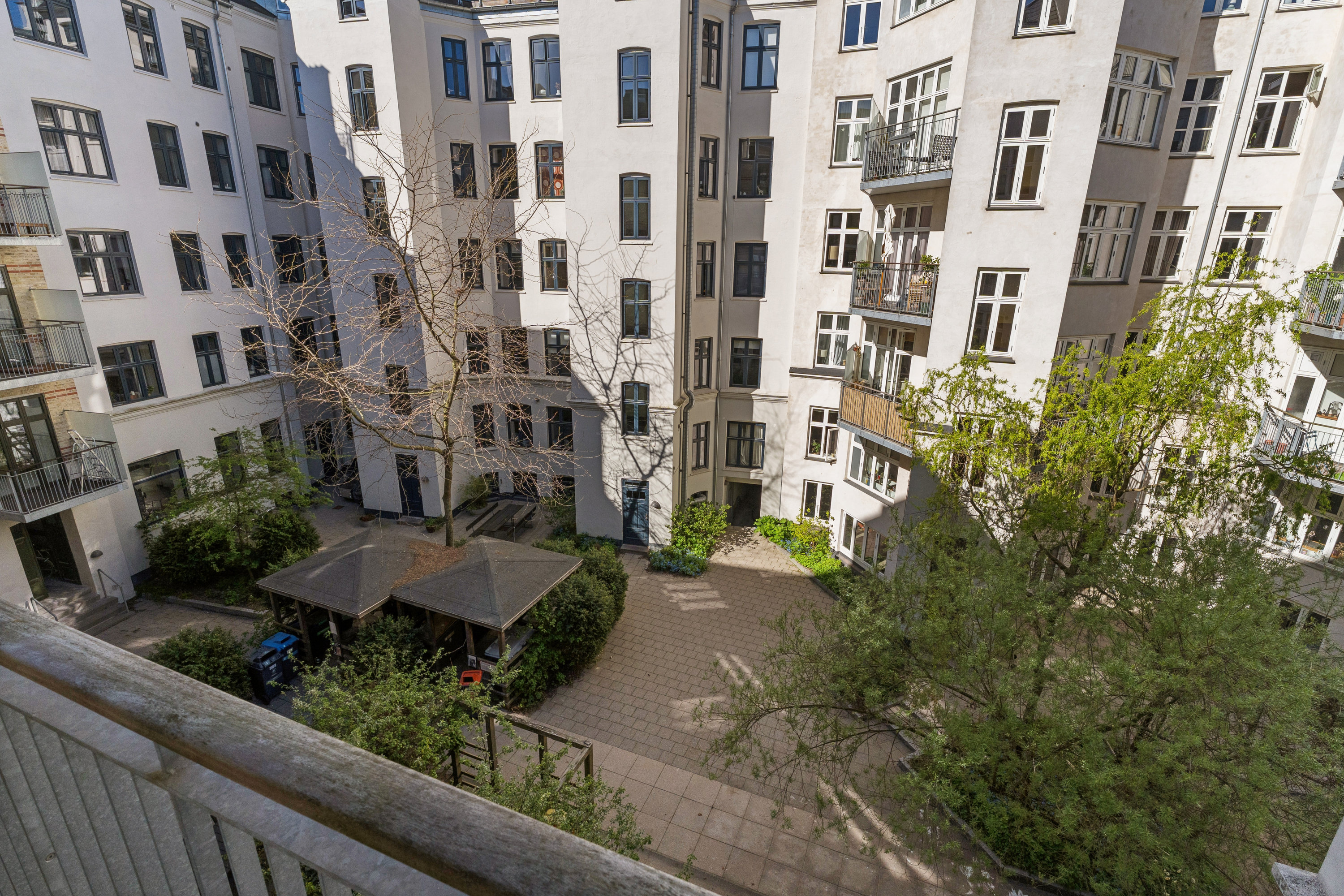 Fremhævet gårdmiljø billede i fuldskærmstilstand. Billede af Jellingegade 3, 2. tv., 2100 København Ø