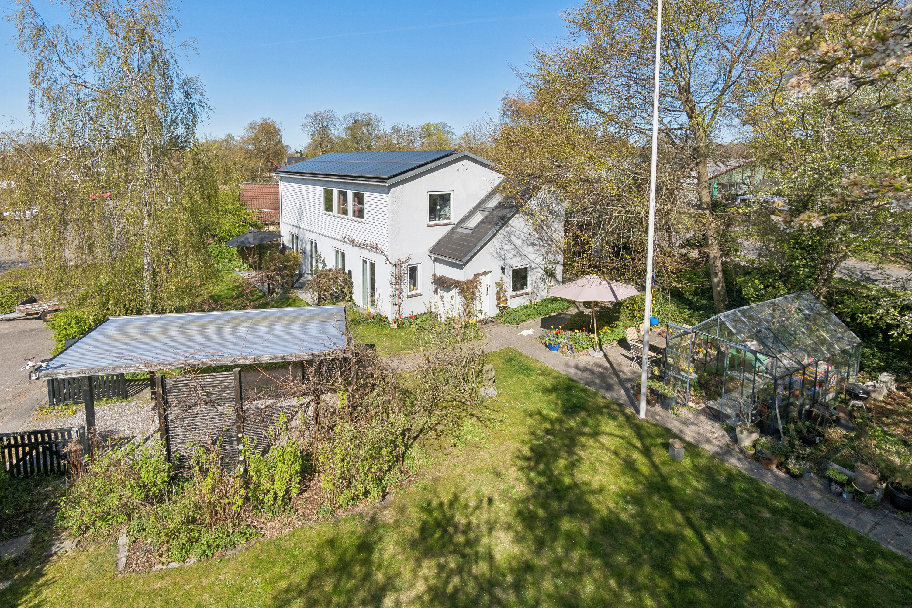 Fremhævet set fra haven billede i fuldskærmstilstand. Billede af Blomsterkrogen 21, 2620 Albertslund