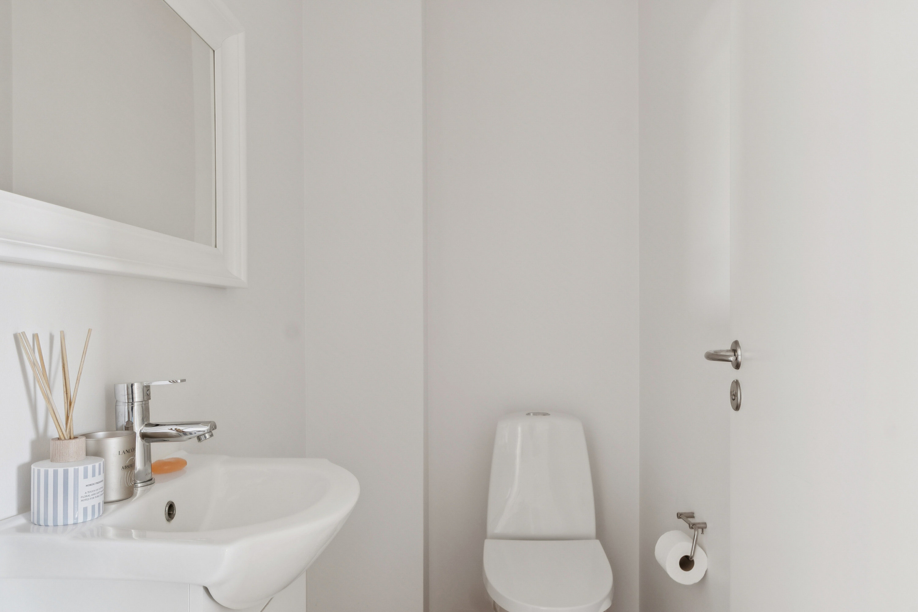 Fremhævet toilet billede i fuldskærmstilstand. Billede af Bjørnebakkevej 64, Bjørnebakken, 3300 Frederiksværk