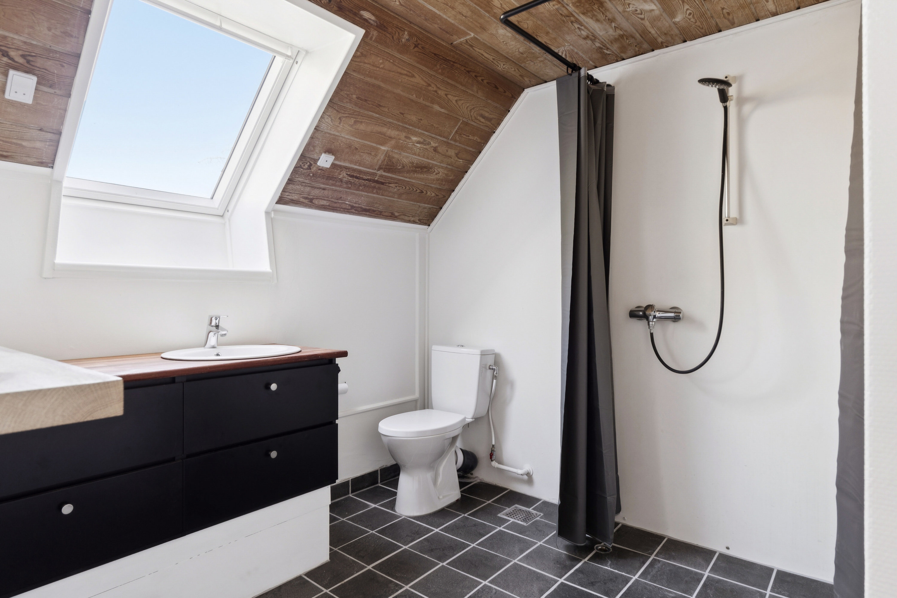 Fremhævet toilet billede i fuldskærmstilstand. Billede af Nyborgvej 84, Refsvindinge, 5853 Ørbæk