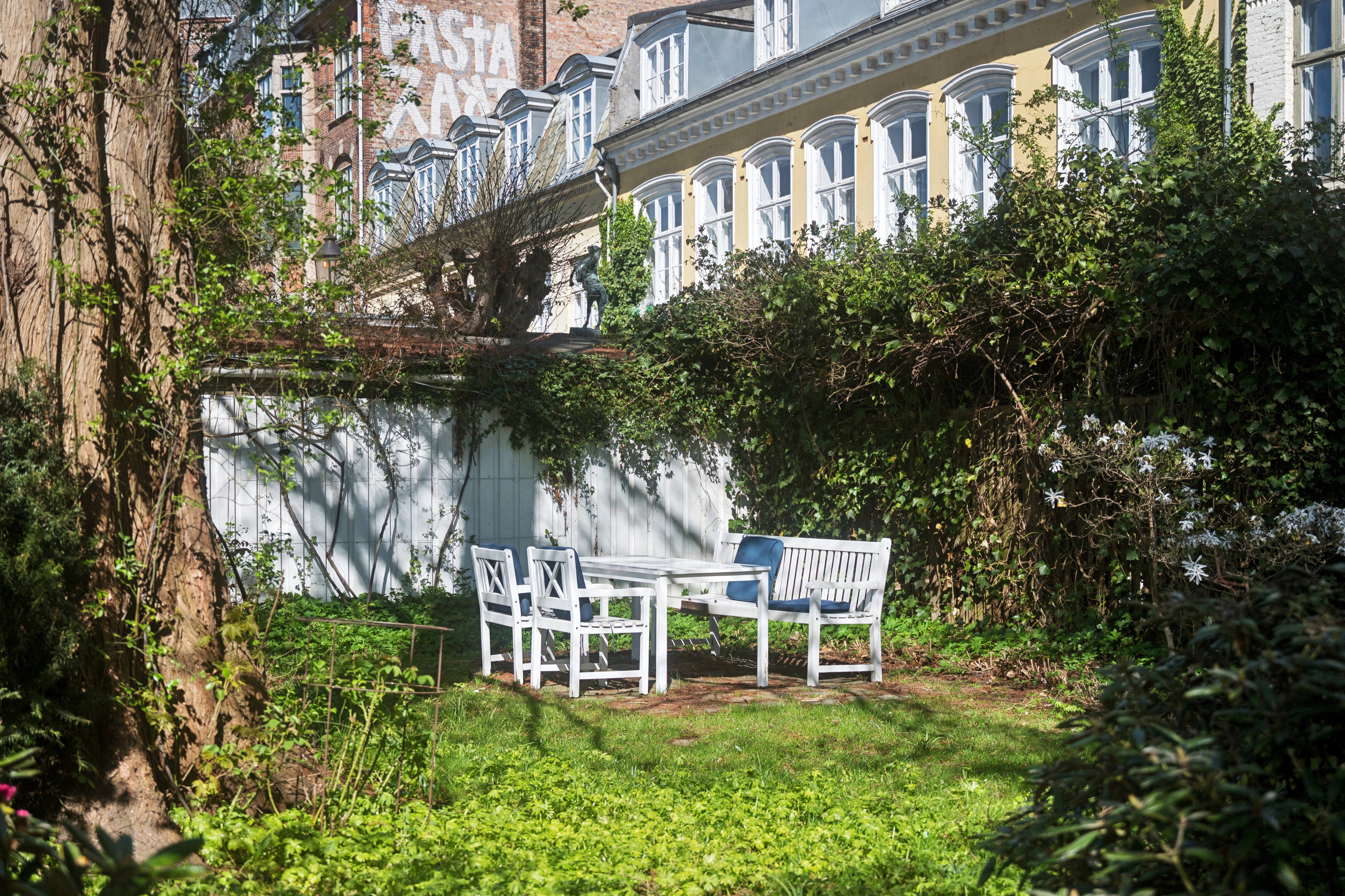 Fremhævet have billede i fuldskærmstilstand. Billede af Allegade 8E, 1., 2000 Frederiksberg