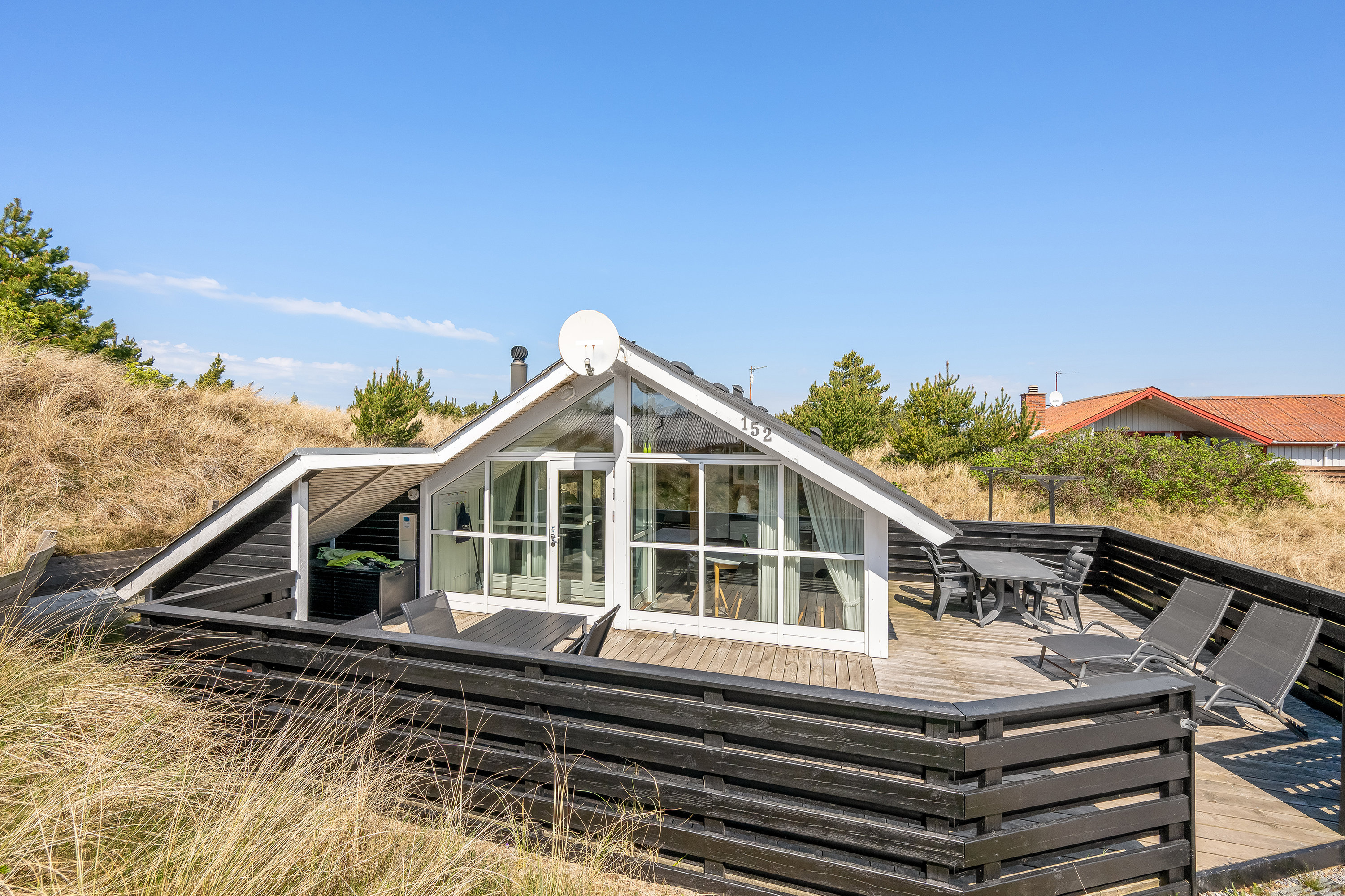 Fremhævet facade billede i fuldskærmstilstand. Billede af Bjerregårdsvej 152, Bjerregaard, 6960 Hvide Sande