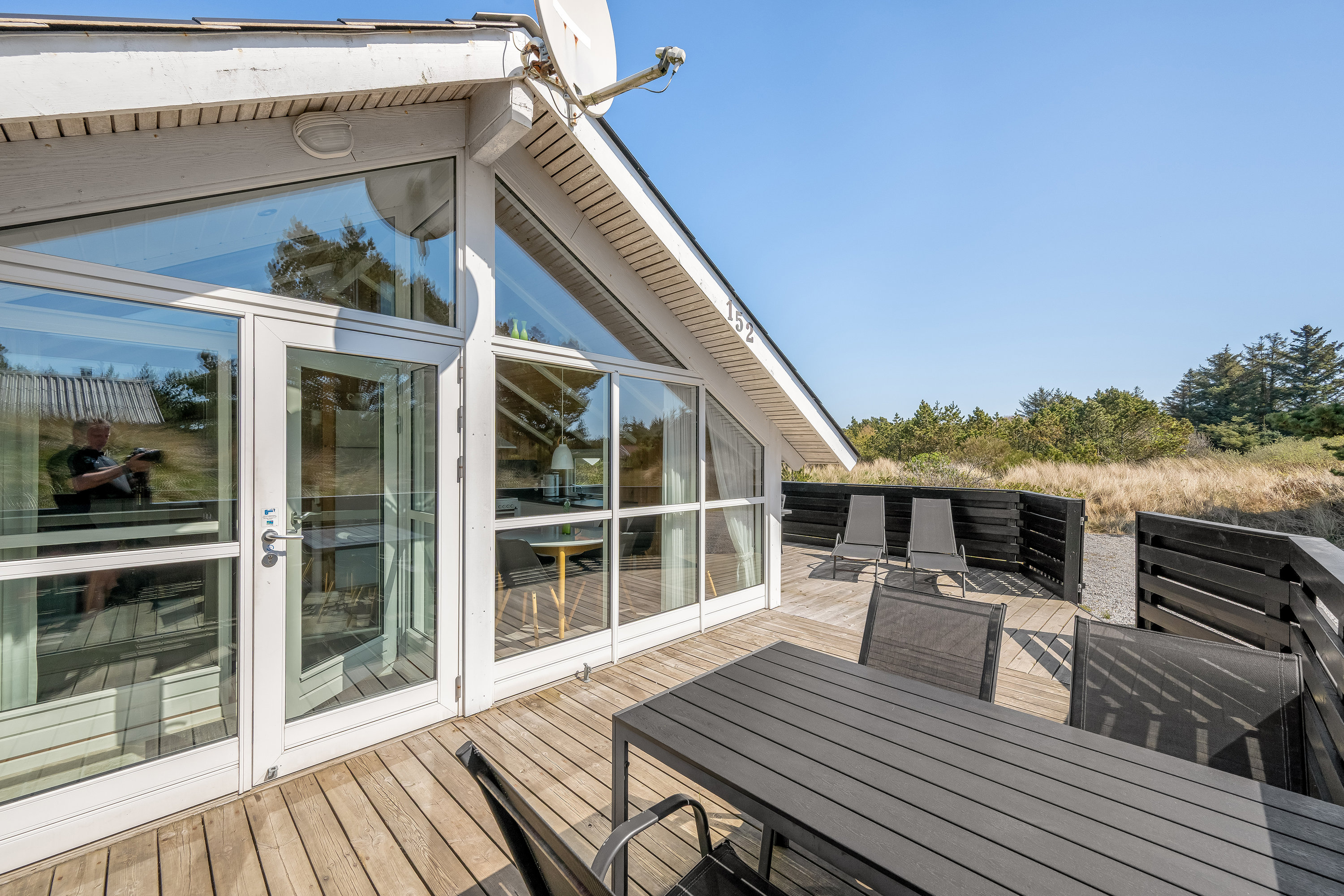 Fremhævet terrasse billede i fuldskærmstilstand. Billede af Bjerregårdsvej 152, Bjerregaard, 6960 Hvide Sande