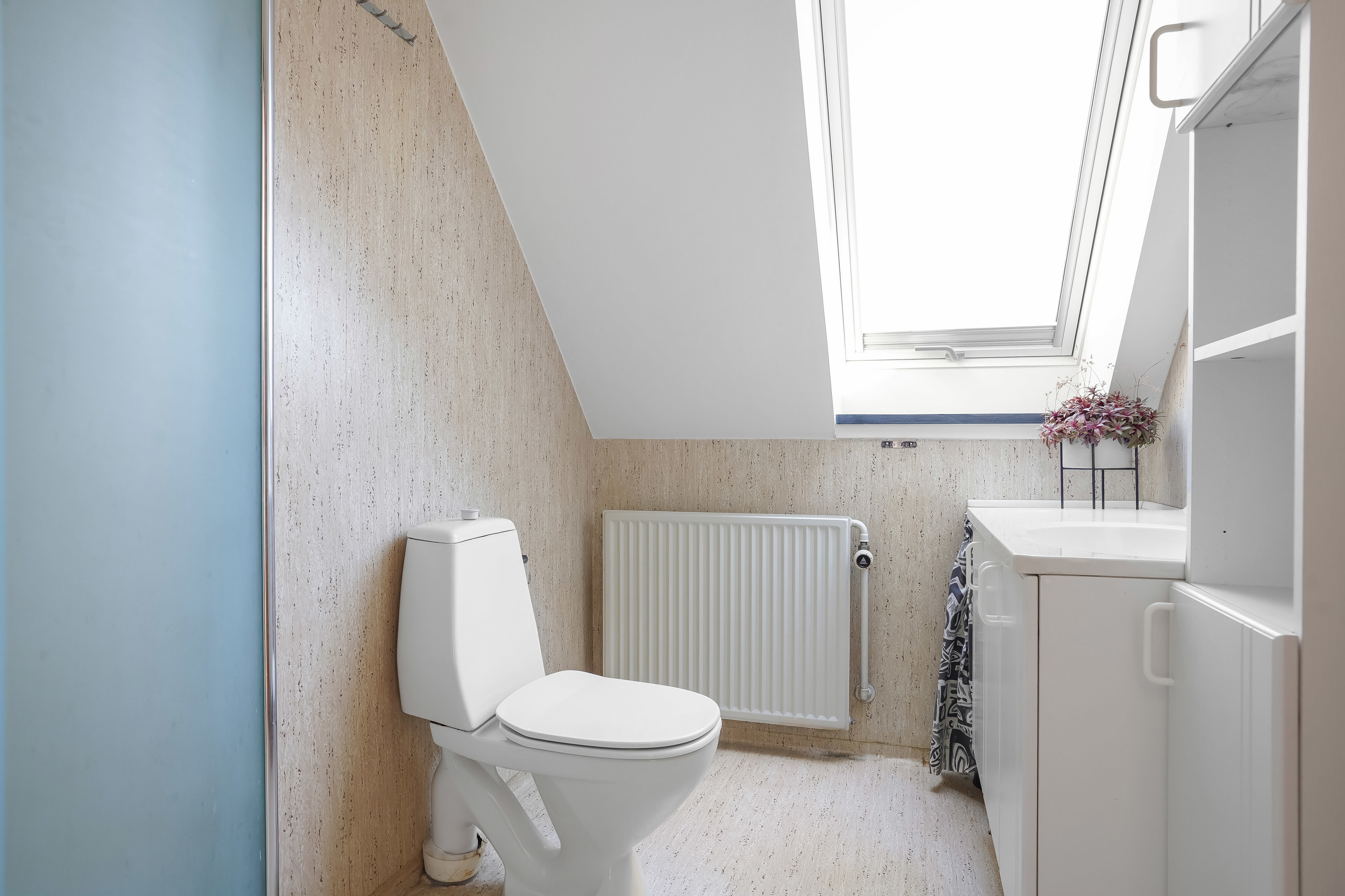 Fremhævet toilet billede i fuldskærmstilstand. Billede af Rådyrvej 7, 7160 Tørring