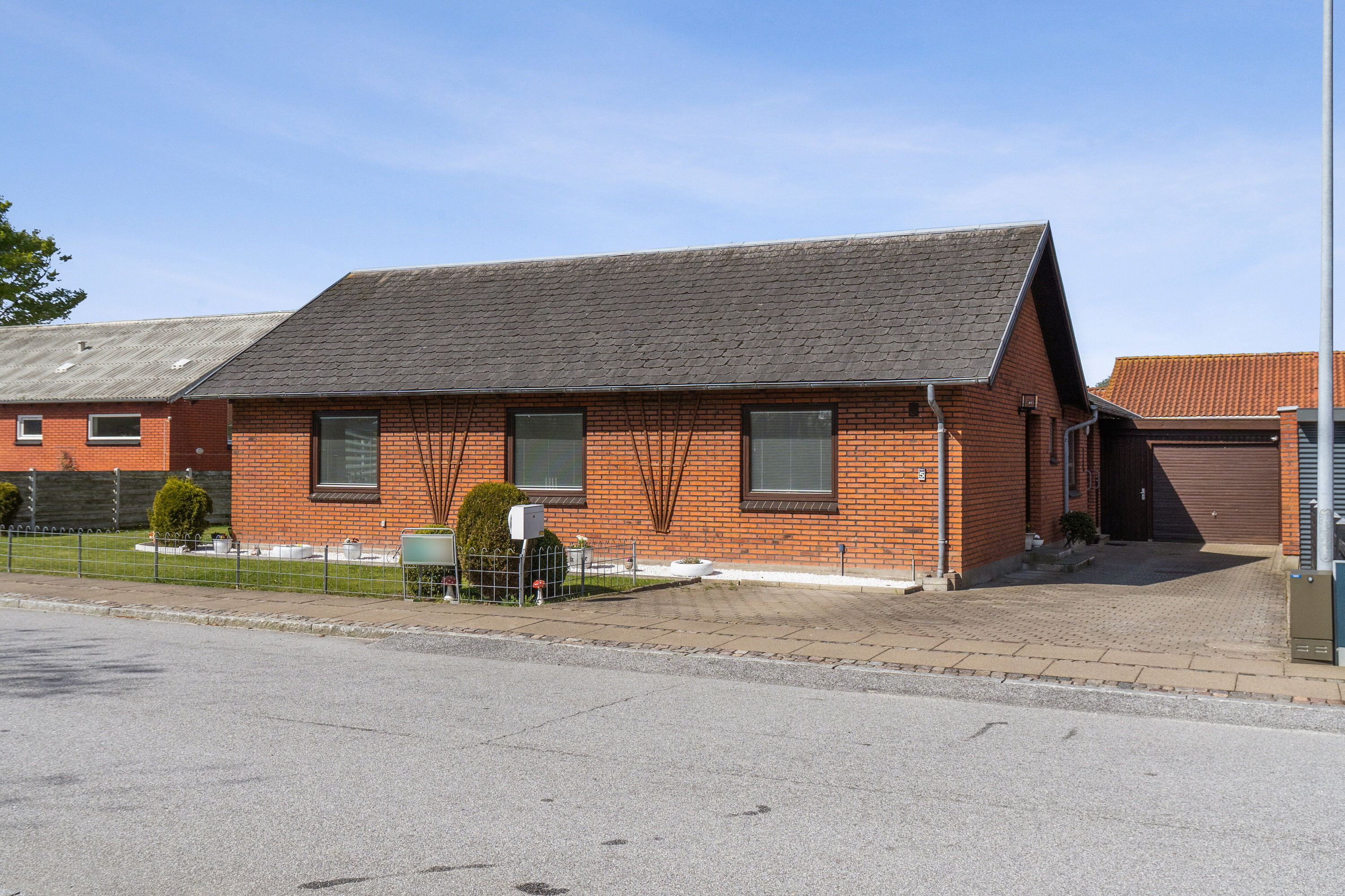 Fremhævet set fra vejen billede i fuldskærmstilstand. Billede af Skolegade 5, Hvidbjerg, 7790 Thyholm