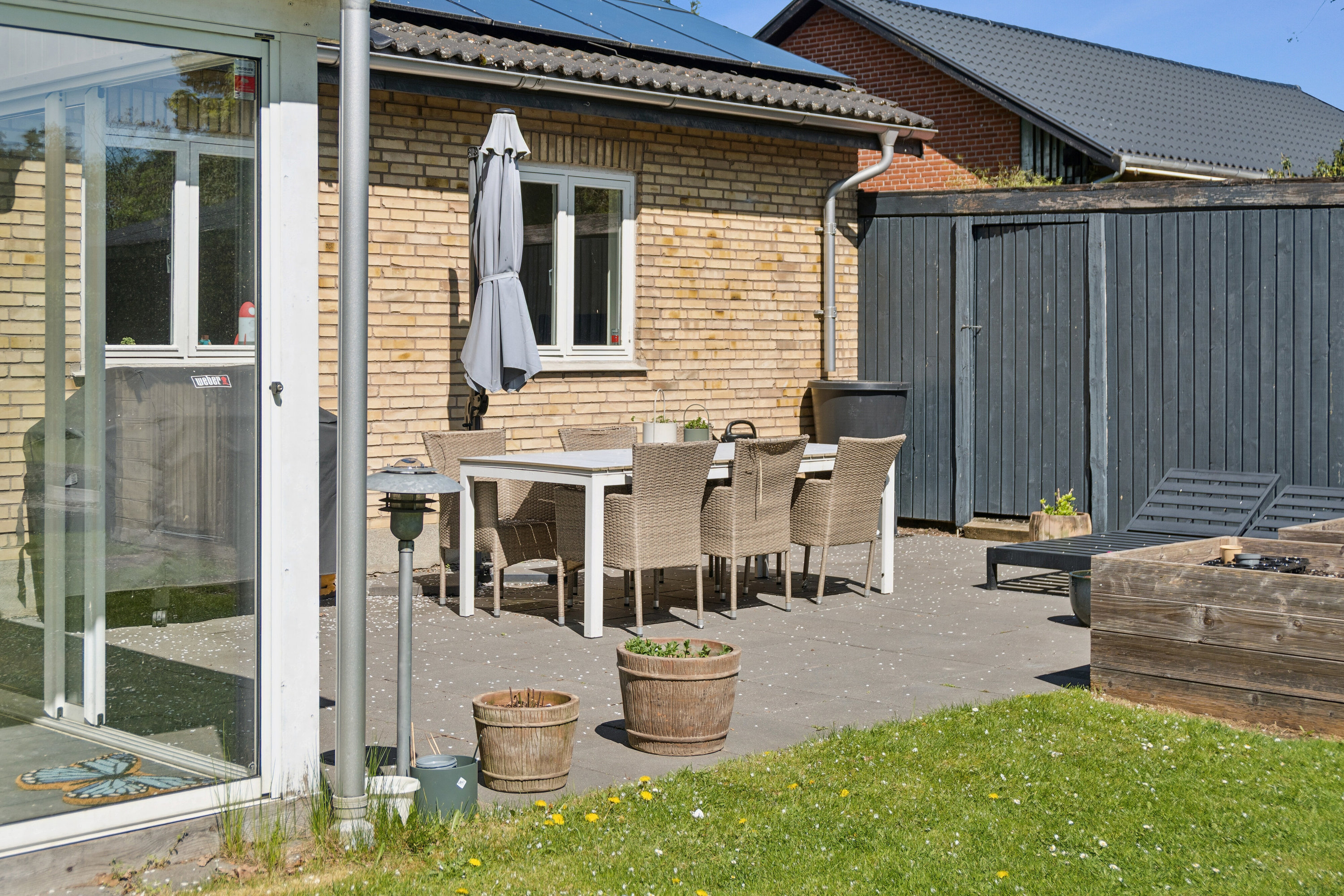Fremhævet terrasse billede i fuldskærmstilstand. Billede af Svanedammen 19, 2605 Brøndby