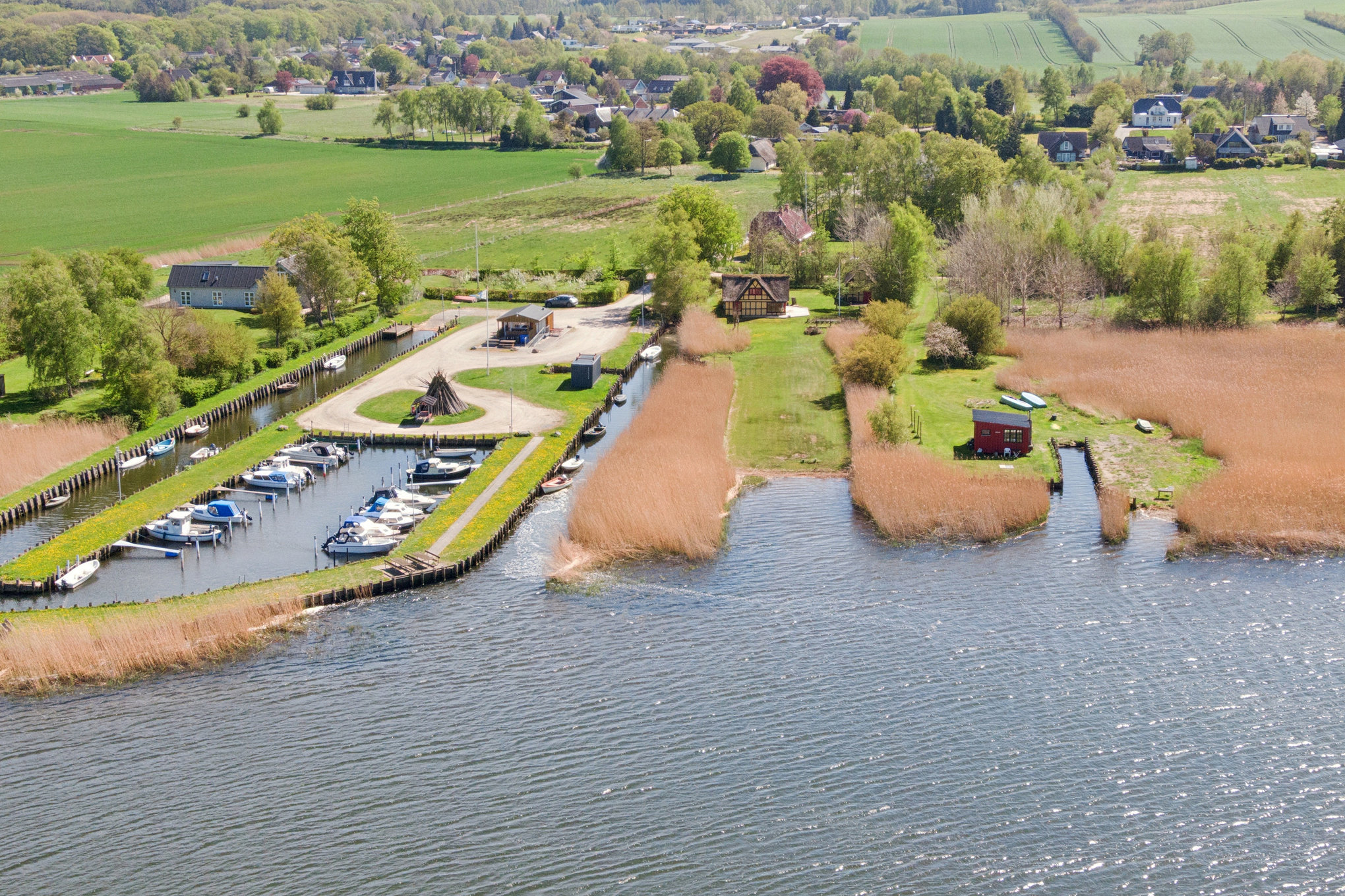 Fremhævet luftfoto billede i fuldskærmstilstand. Billede af Fjordvej 9, Uggelhuse, 8960 Randers SØ