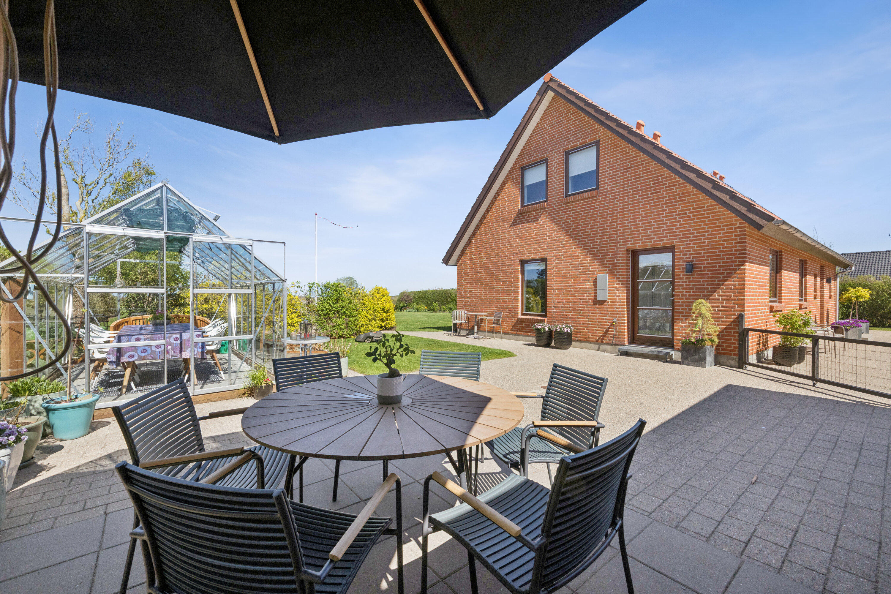Fremhævet terrasse billede i fuldskærmstilstand. Billede af Brahmsvej 58, 9200 Aalborg SV