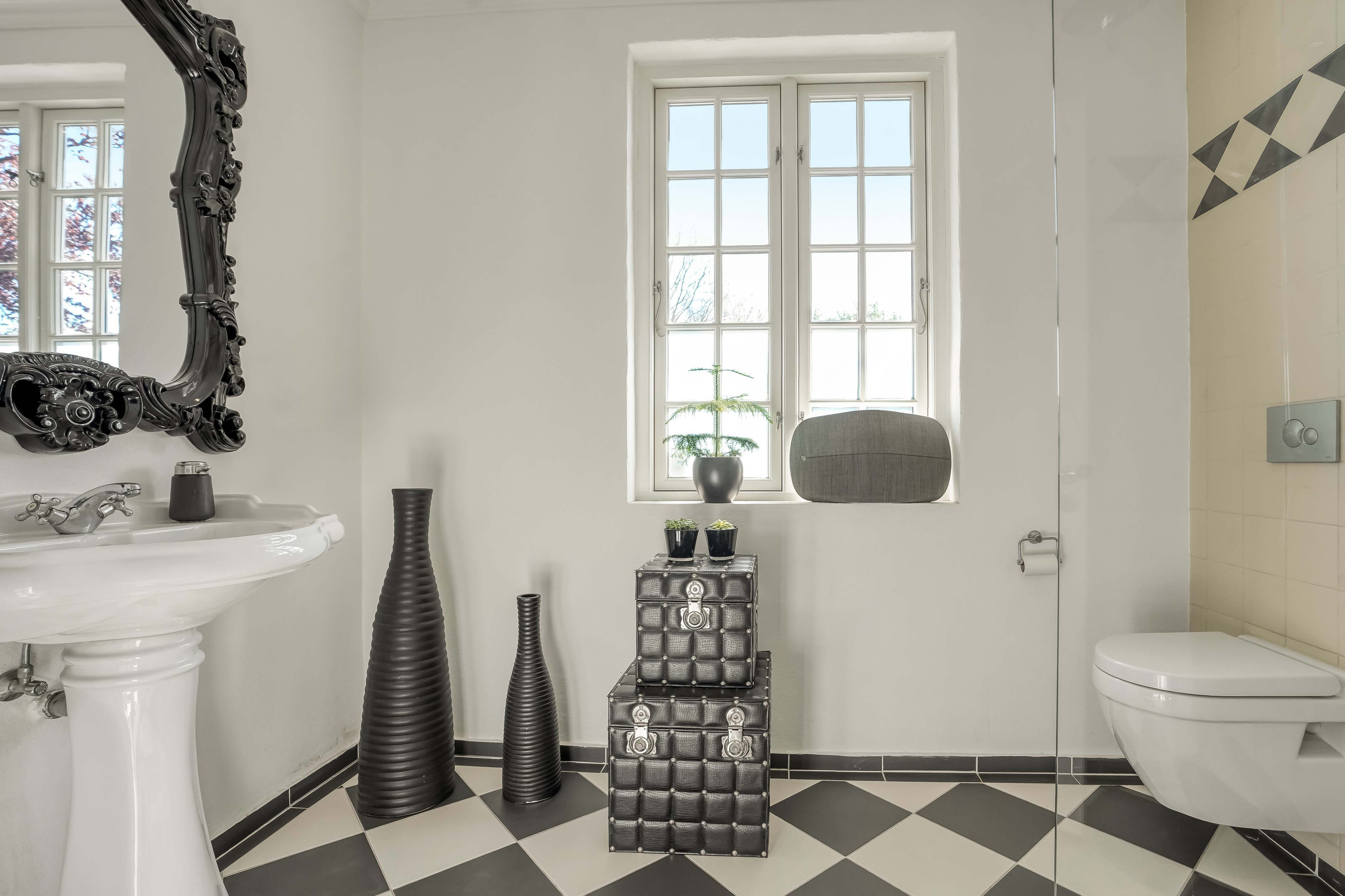 Fremhævet toilet billede i fuldskærmstilstand. Billede af Hans Schacksvej 182, 5300 Kerteminde